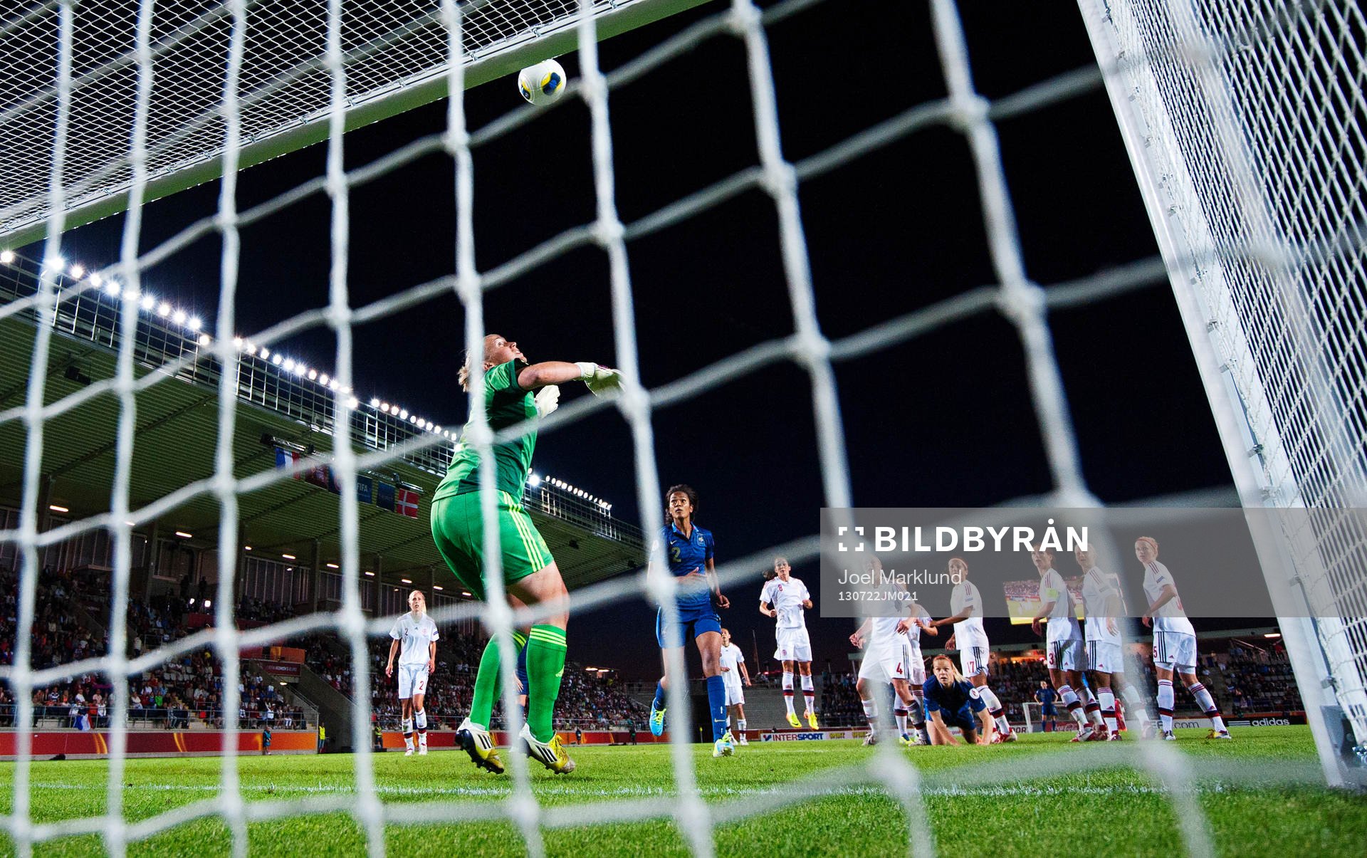 Danmarks målvakt Stina Pedersen ser bollen gå i ribban under kvartsfinalen mellan Frankrike och Danmark under dam-EM i fotboll den 22 juli 2013 i Linköping.