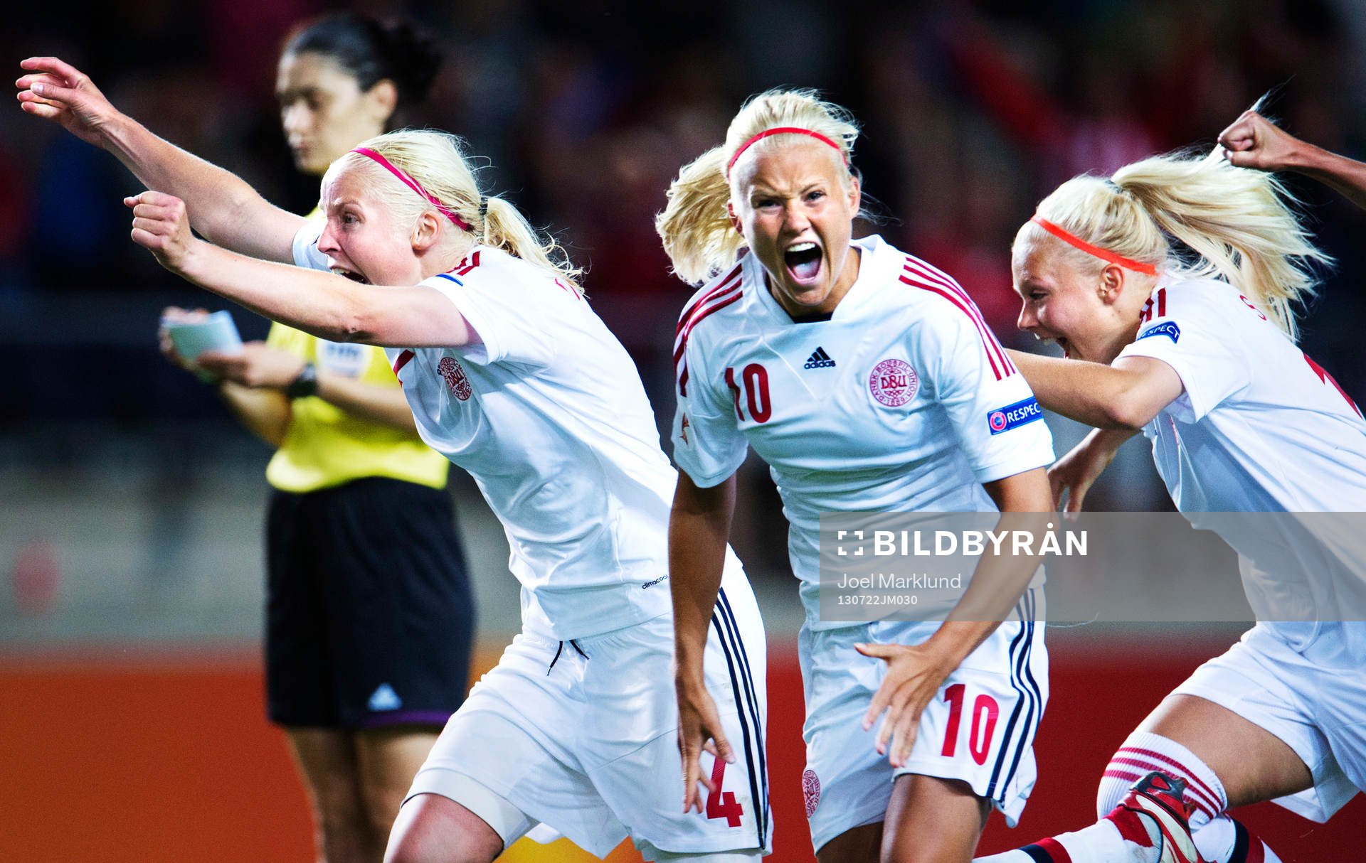 Danmarks Christina Örntoft, Pernille Harder och Line Jensen jublar efter den sista straffen under kvartsfinalen mellan Frankrike och Danmark under dam-EM i fotboll den 22 juli 2013 i Linköping.