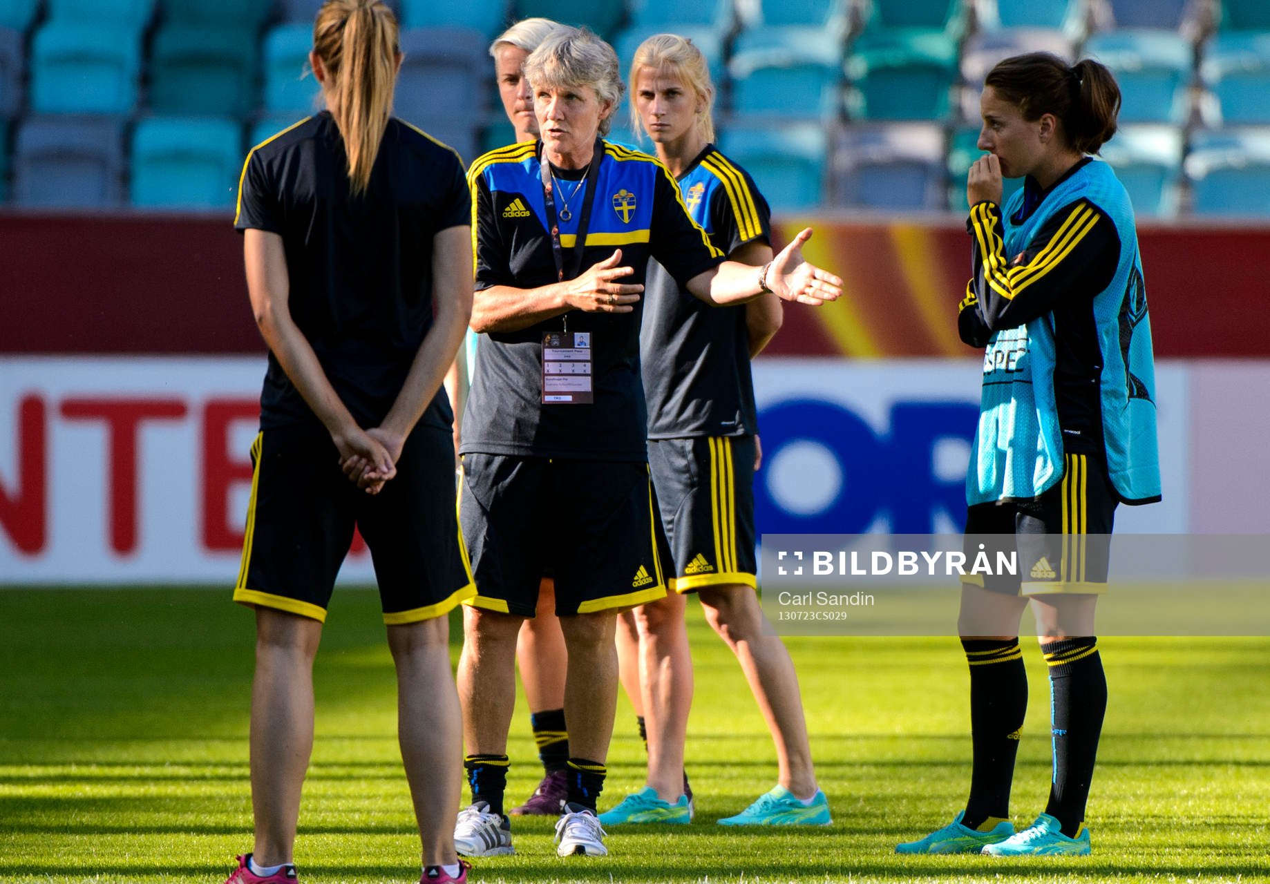 Sveriges förbundskapten Pia Sundhage ger instruktioner