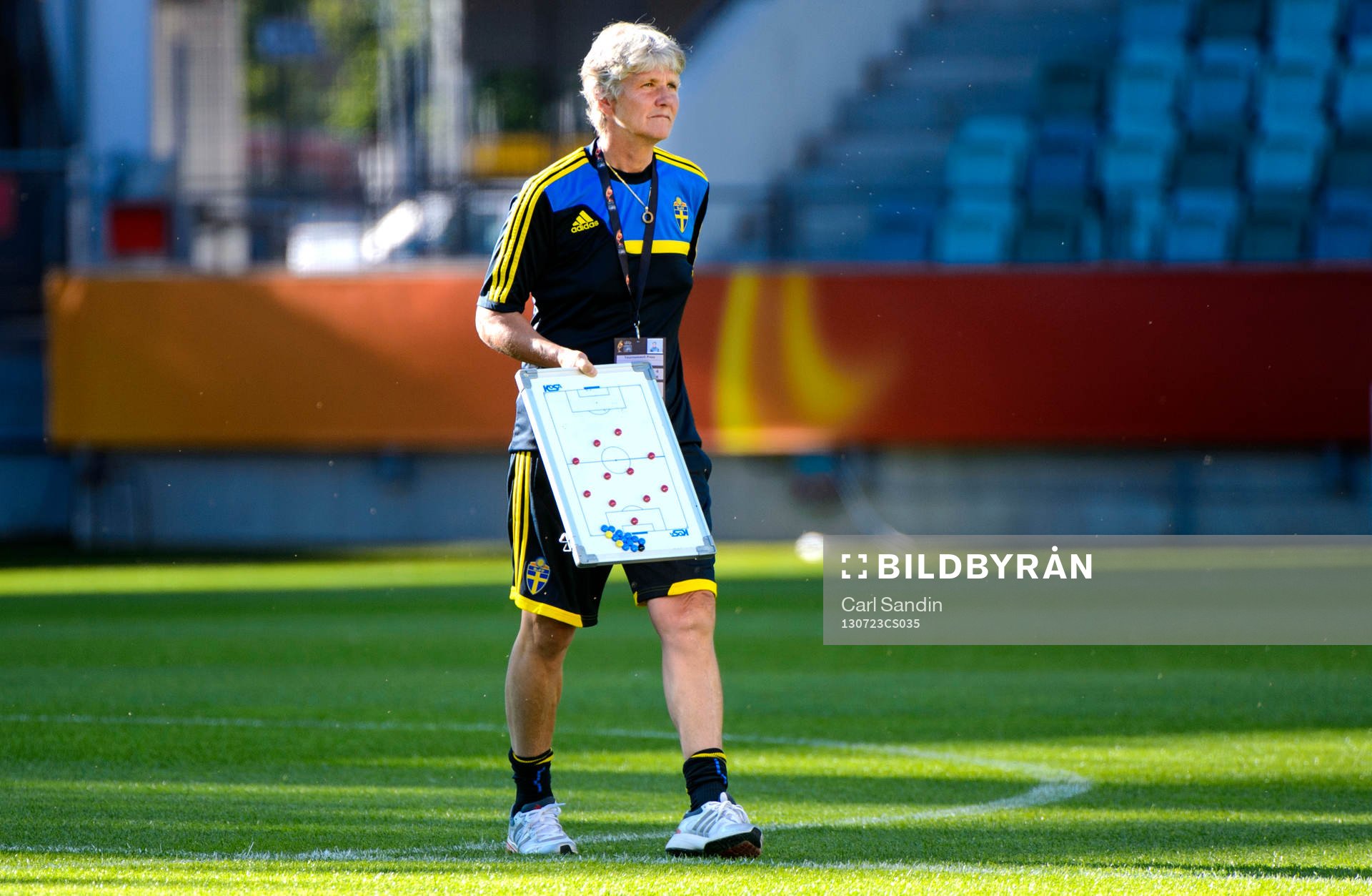 Sveriges förbundskapten Pia Sundhage med en taktiktavla