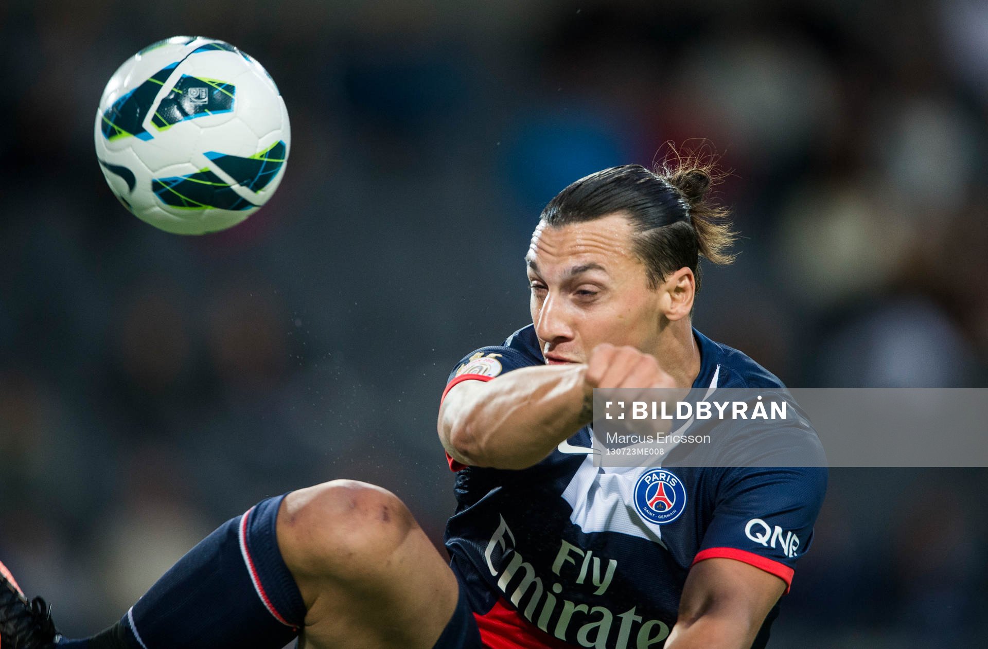 s Zlatan Ibrahimovic tar emot bollen