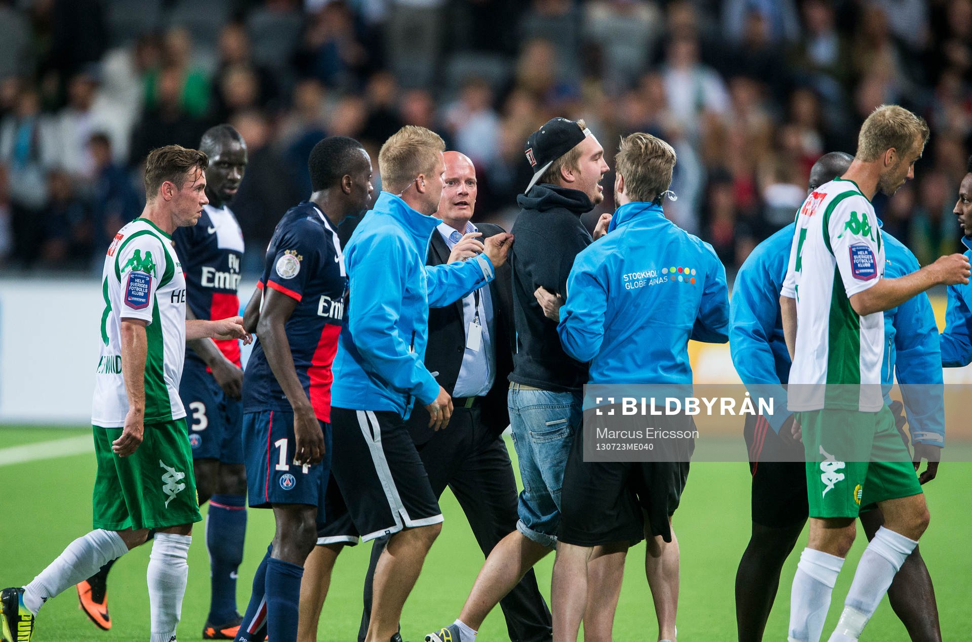 En supporter tar sin in på planen