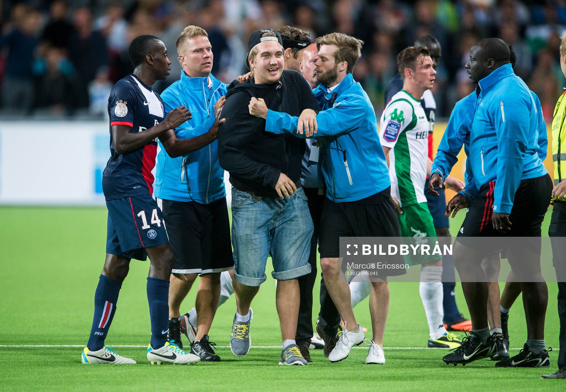 En supporter tar sin in på planen