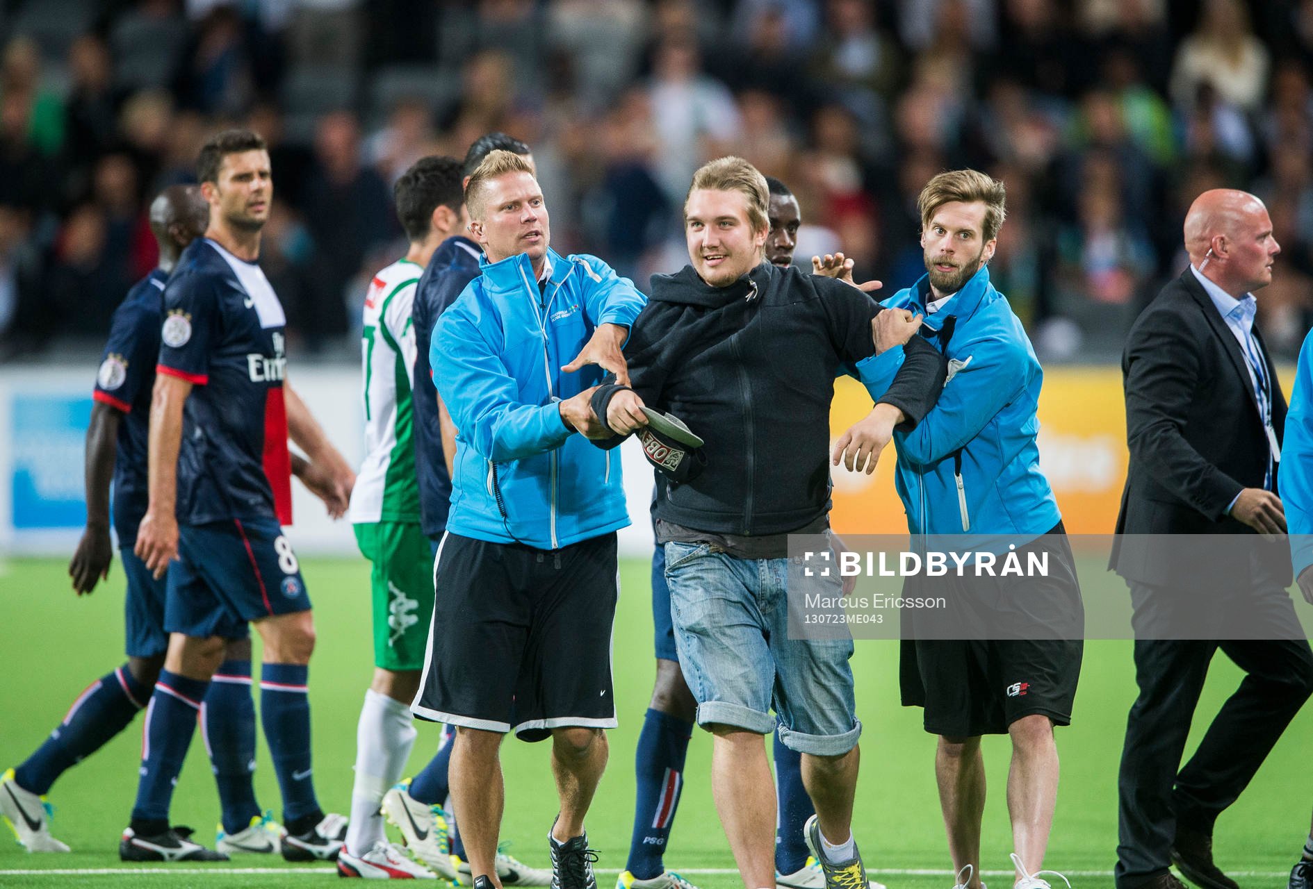 En supporter tar sin in på planen