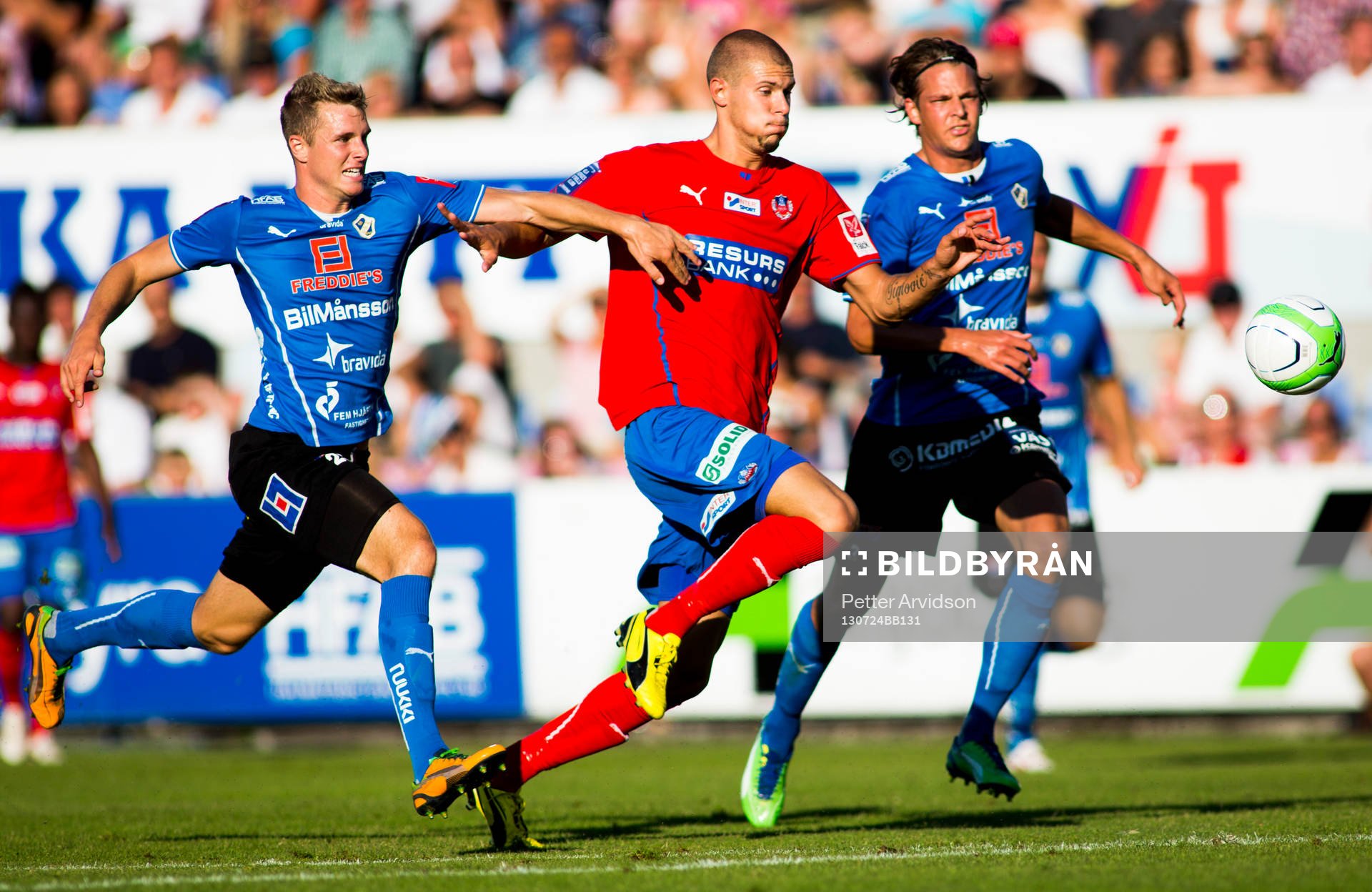 Helsingborgs Robin Simovic försöker ta sig förbi