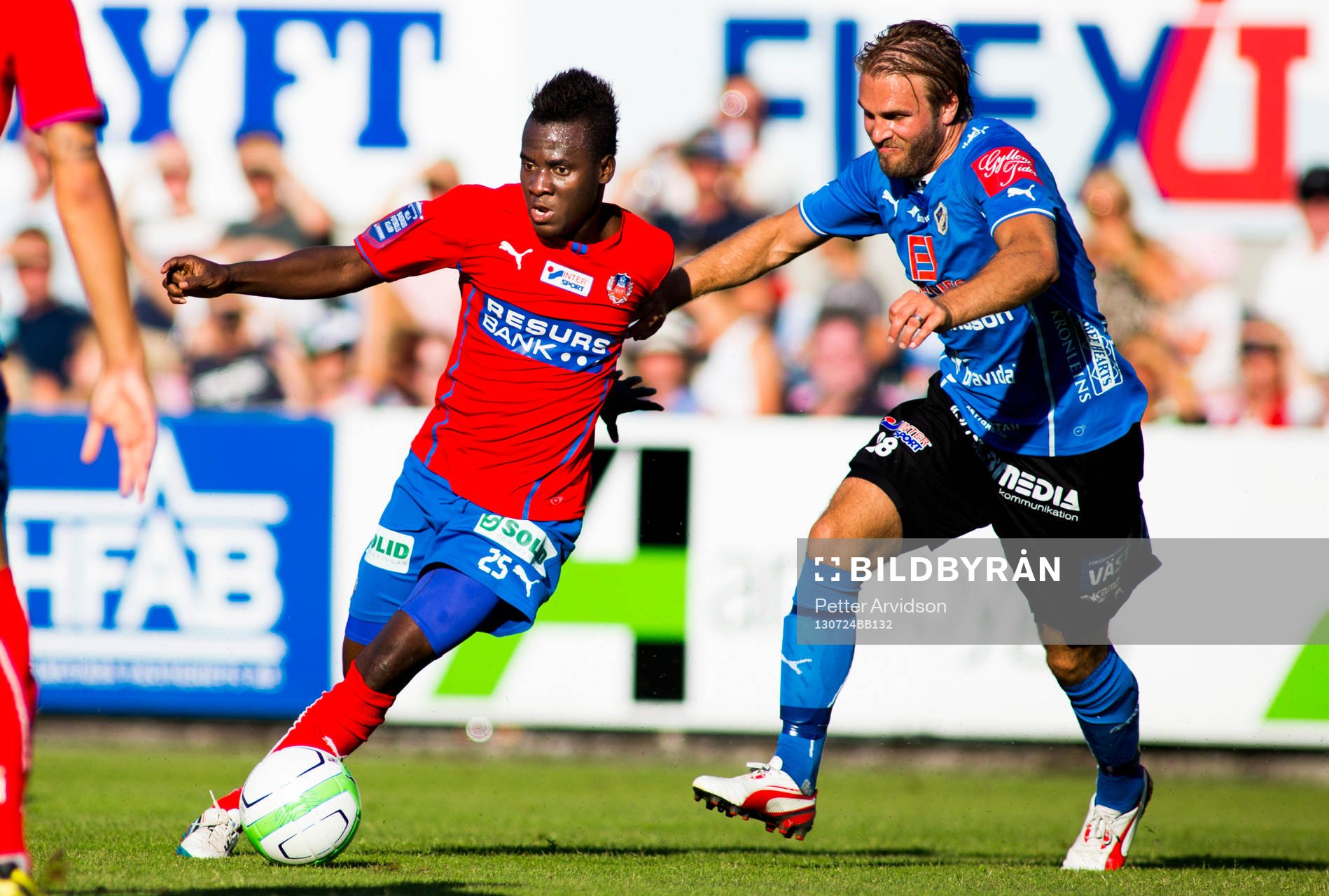 Helsingborgs David Accam och Halmstads Jesper Westerberg i