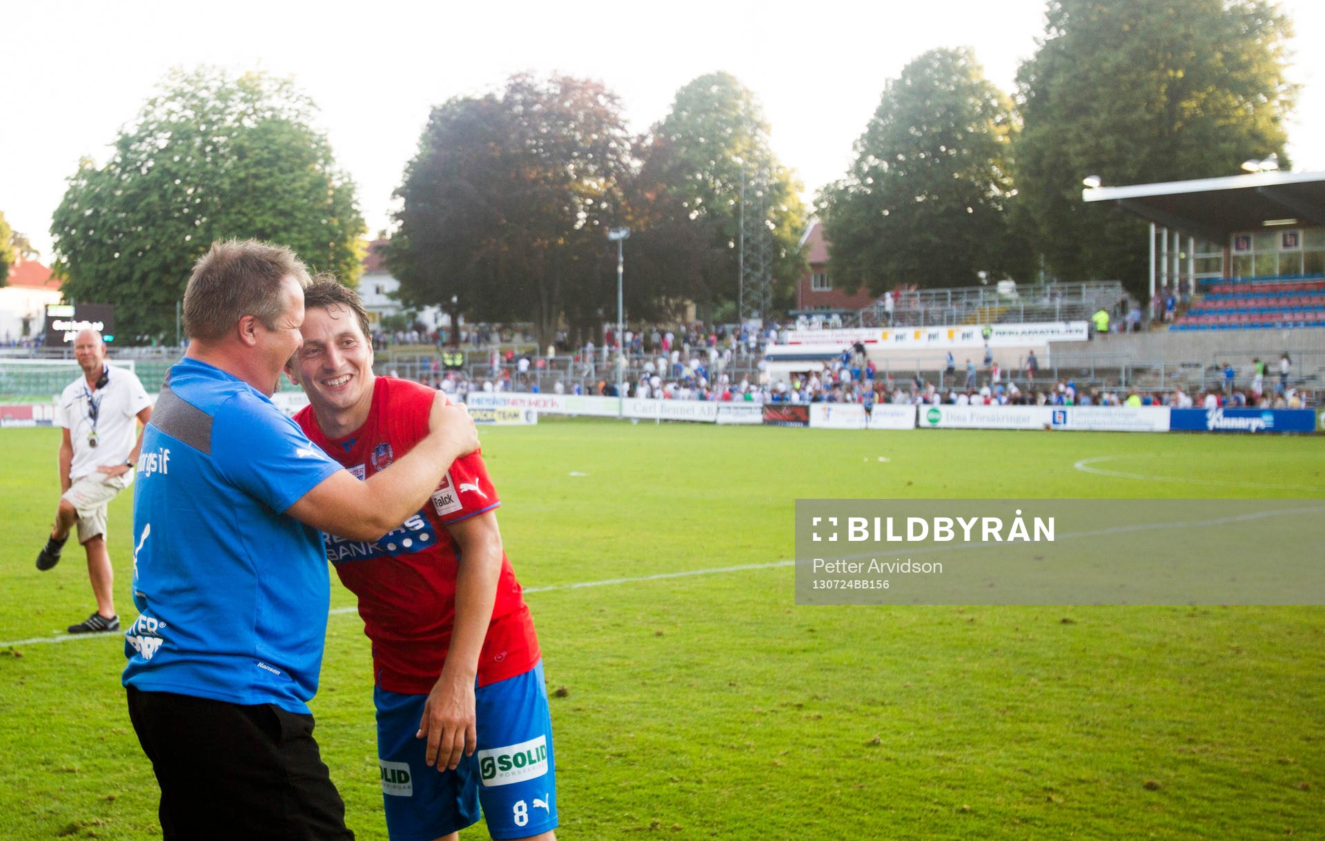 Helsingborgs Ardian Gashi får en kram av Helsingborgs