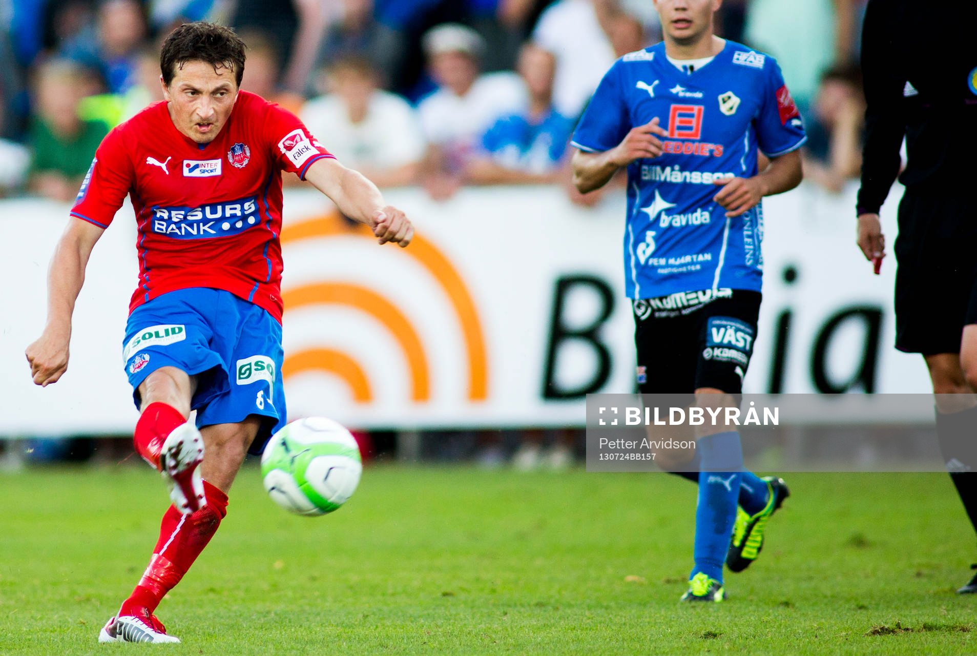 Helsingborgs Ardian Gashi skjuter i fotbollsmatchen i