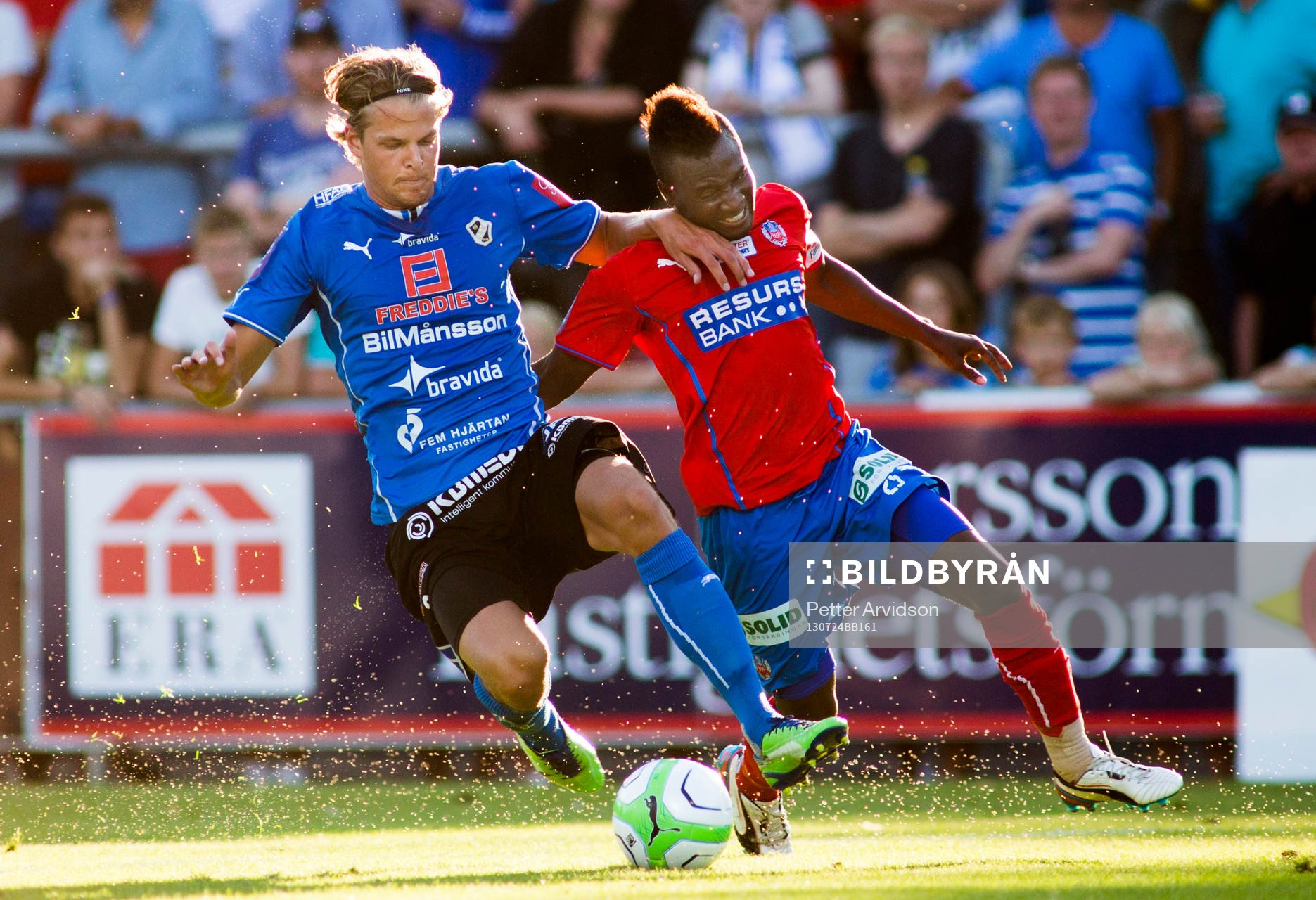 Helsingborgs David Accam försöker ta sig förbi Halmstads