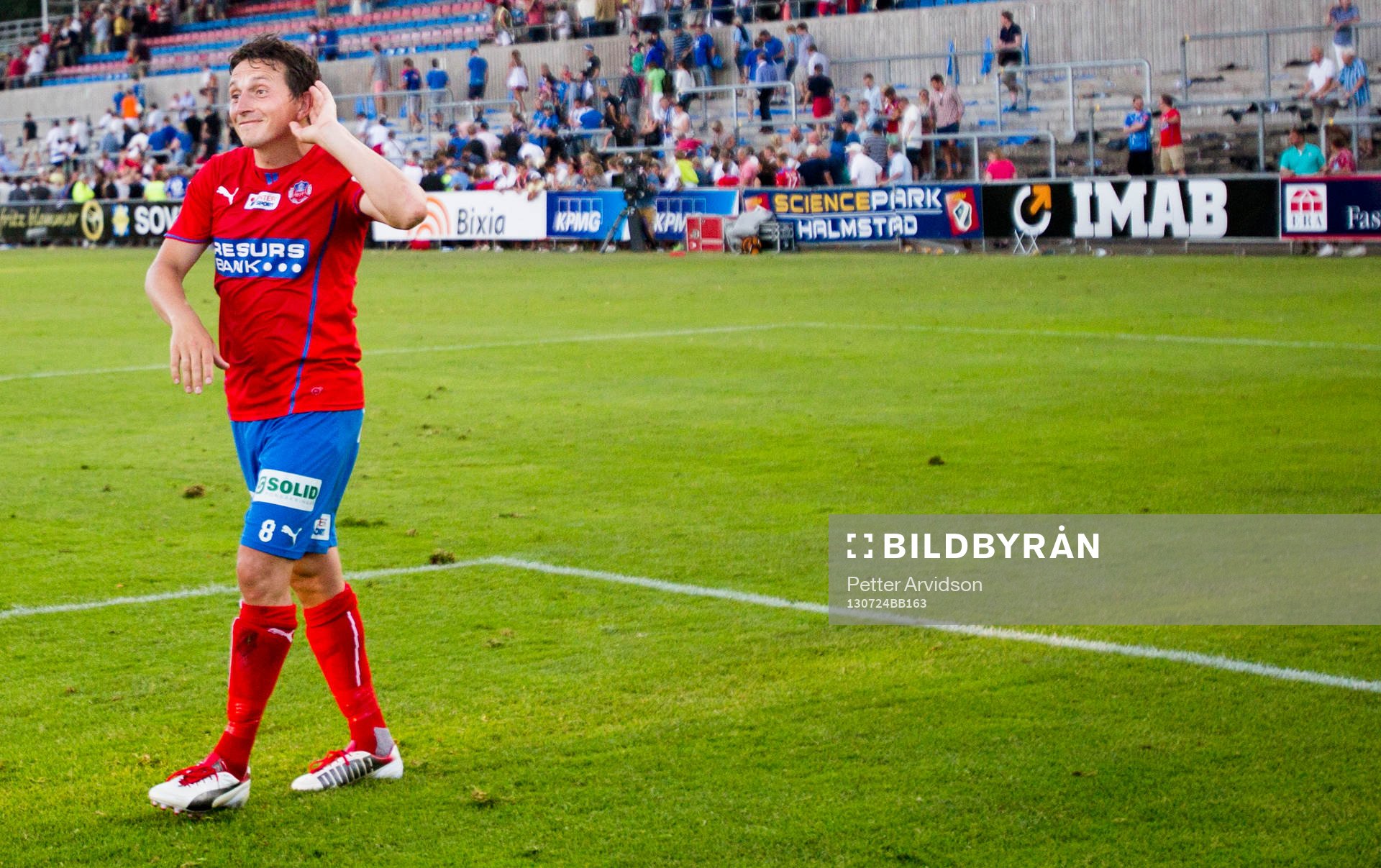 Helsingborgs Ardian Gashi spexar med publiken