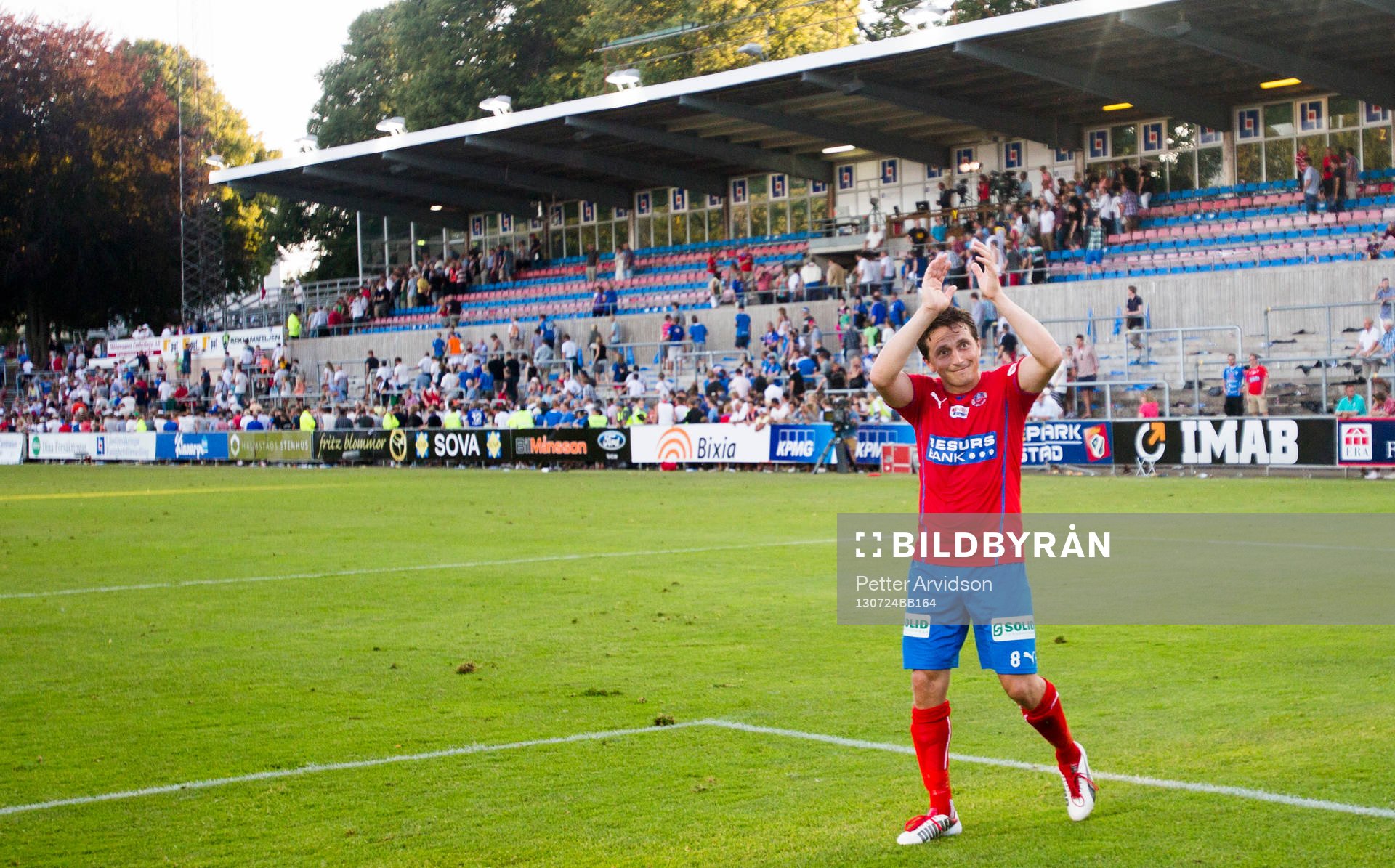 Helsingborgs Ardian Gashi tackar med publiken