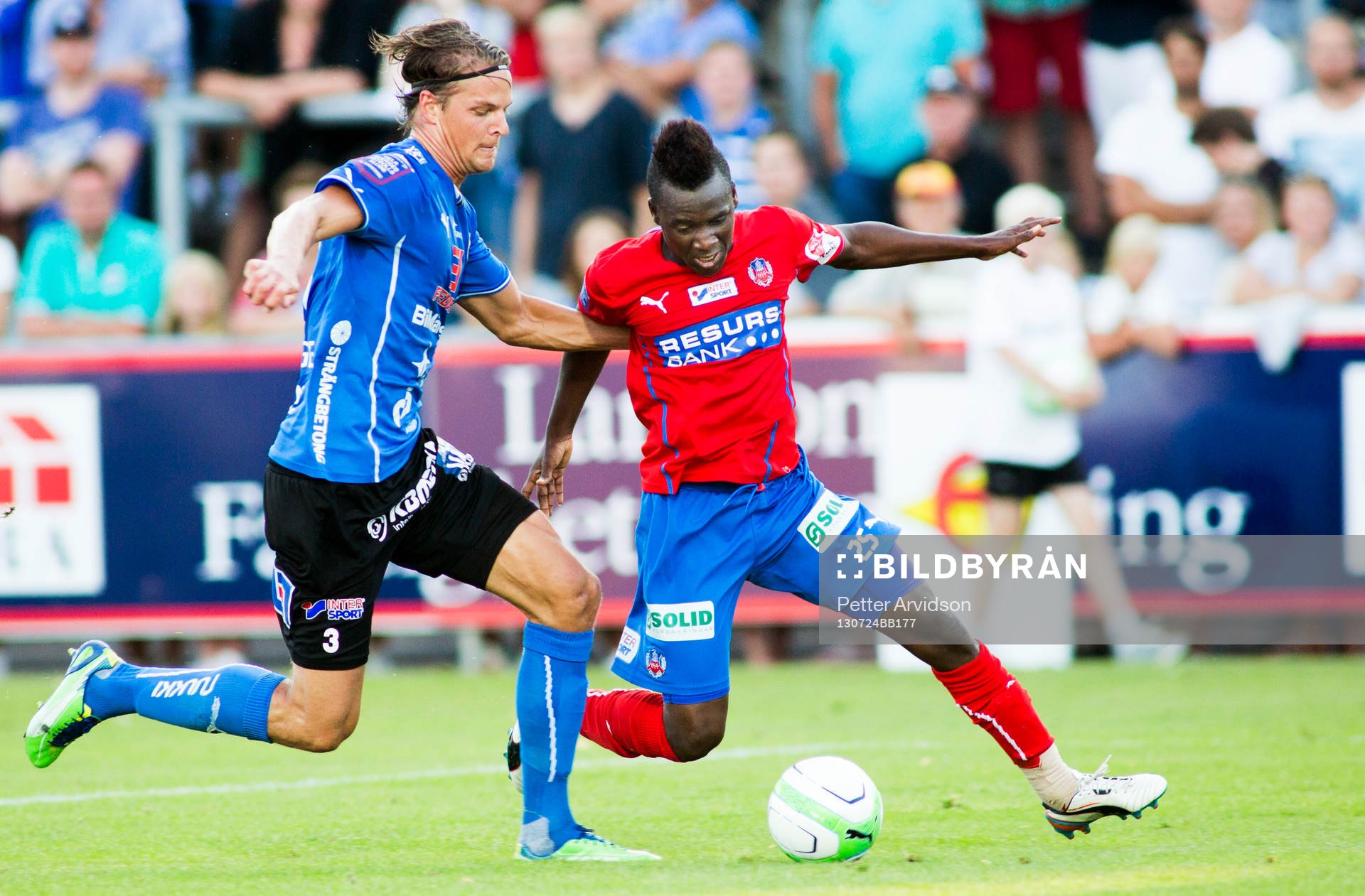 Helsingborgs David Accam och Halmstads Fredrik Liverstam i