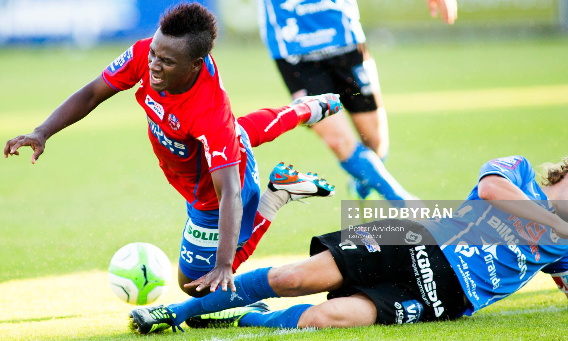 Helsingborgs David Accam fälls av Halmstads Oliver