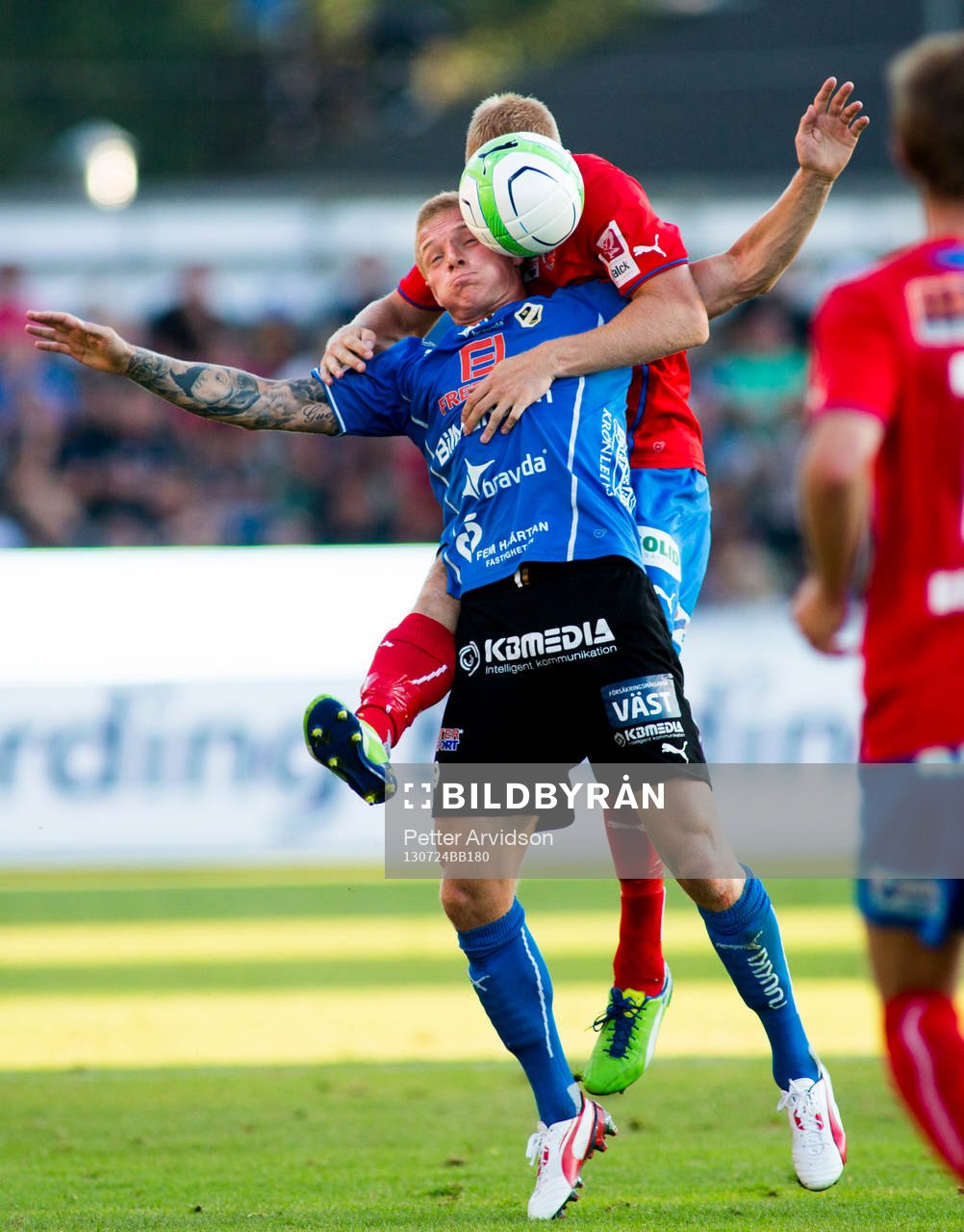 Helsingborgs Peter Larsson i kamp om bollen med Halmstads