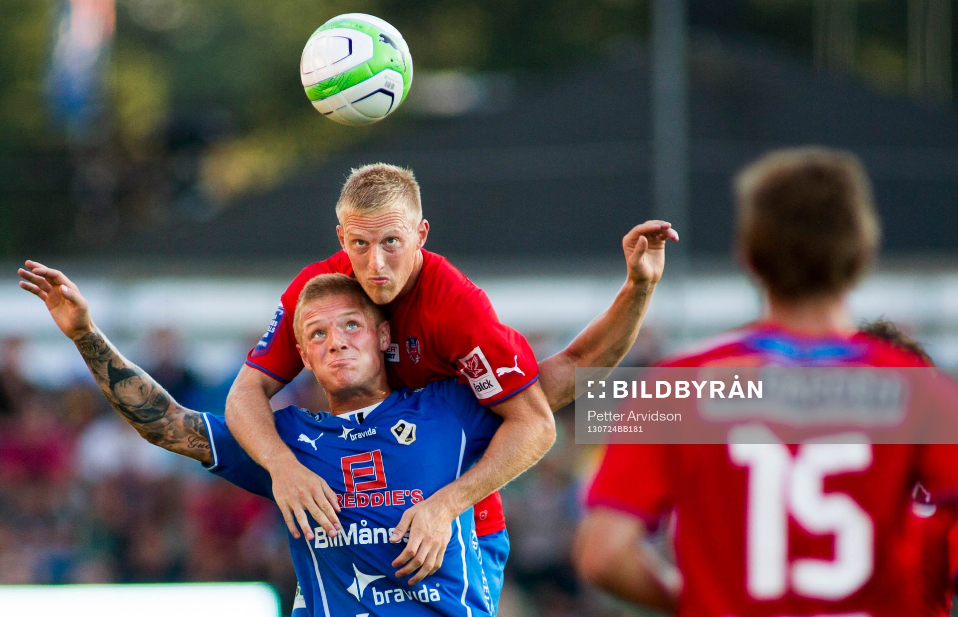 Helsingborgs Peter Larsson i kamp om bollen med Halmstads