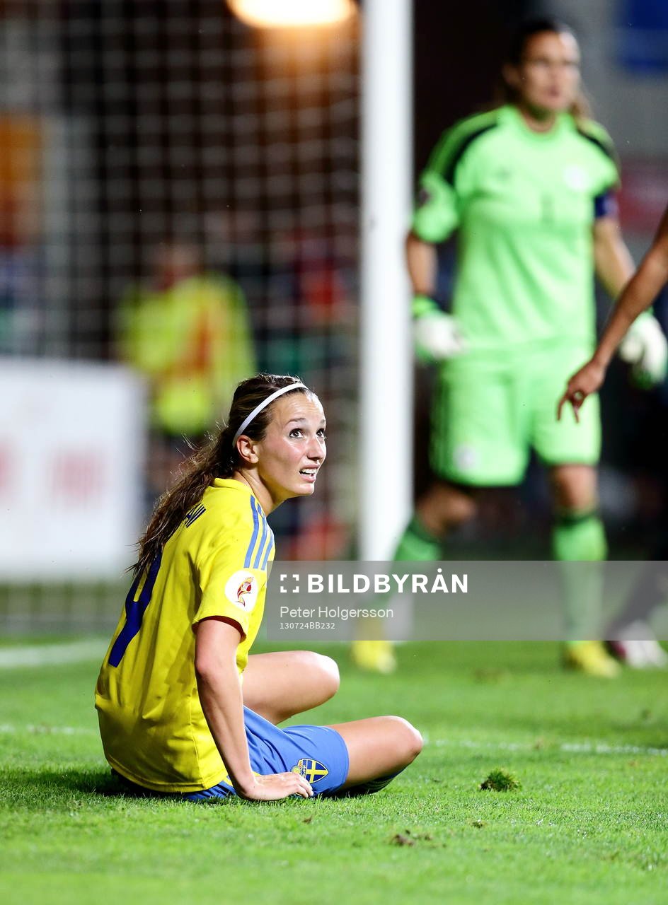 Sveriges Kosovare Asllani och Tysklands målvakt Nadine