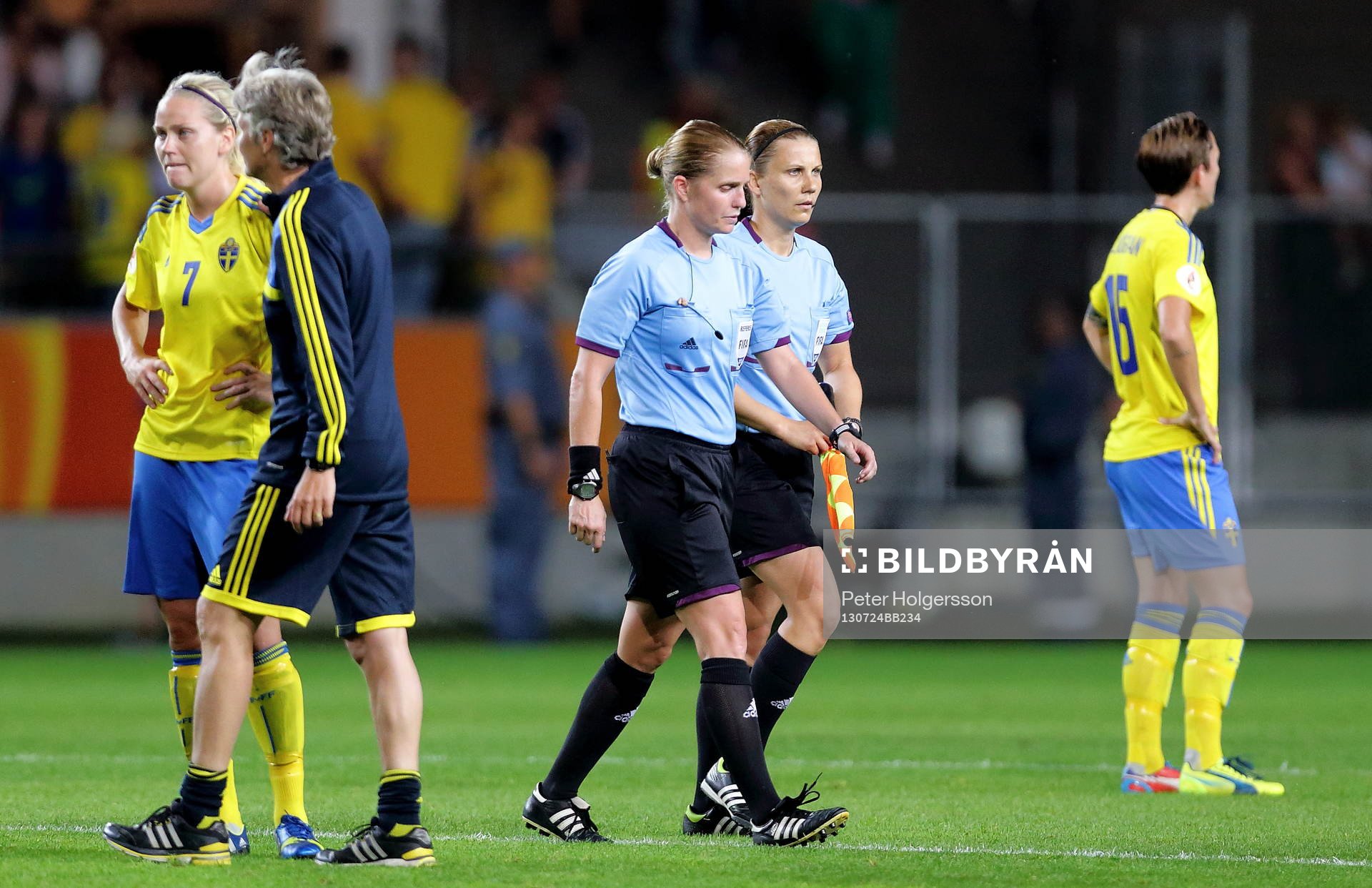 Domare Esther Staubli mellan Sveriges Lisa Dahlkvist, förbundskapten Pia Sundhage och Therese Sjögran i semifinalen mellan Sverige och Tyskland under dam-EM i fotboll den 24 juli 2013 i Göteborg.