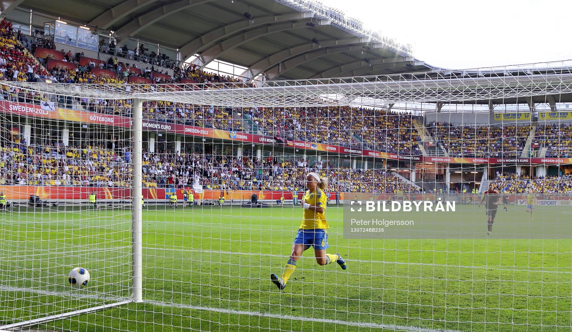 Sveriges Sara Thunebro efter bollen under mål 0-1 av Tysklands Dzsenifer Marozsán i semifinalen mellan Sverige och Tyskland under dam-EM i fotboll den 24 juli 2013 i Göteborg.