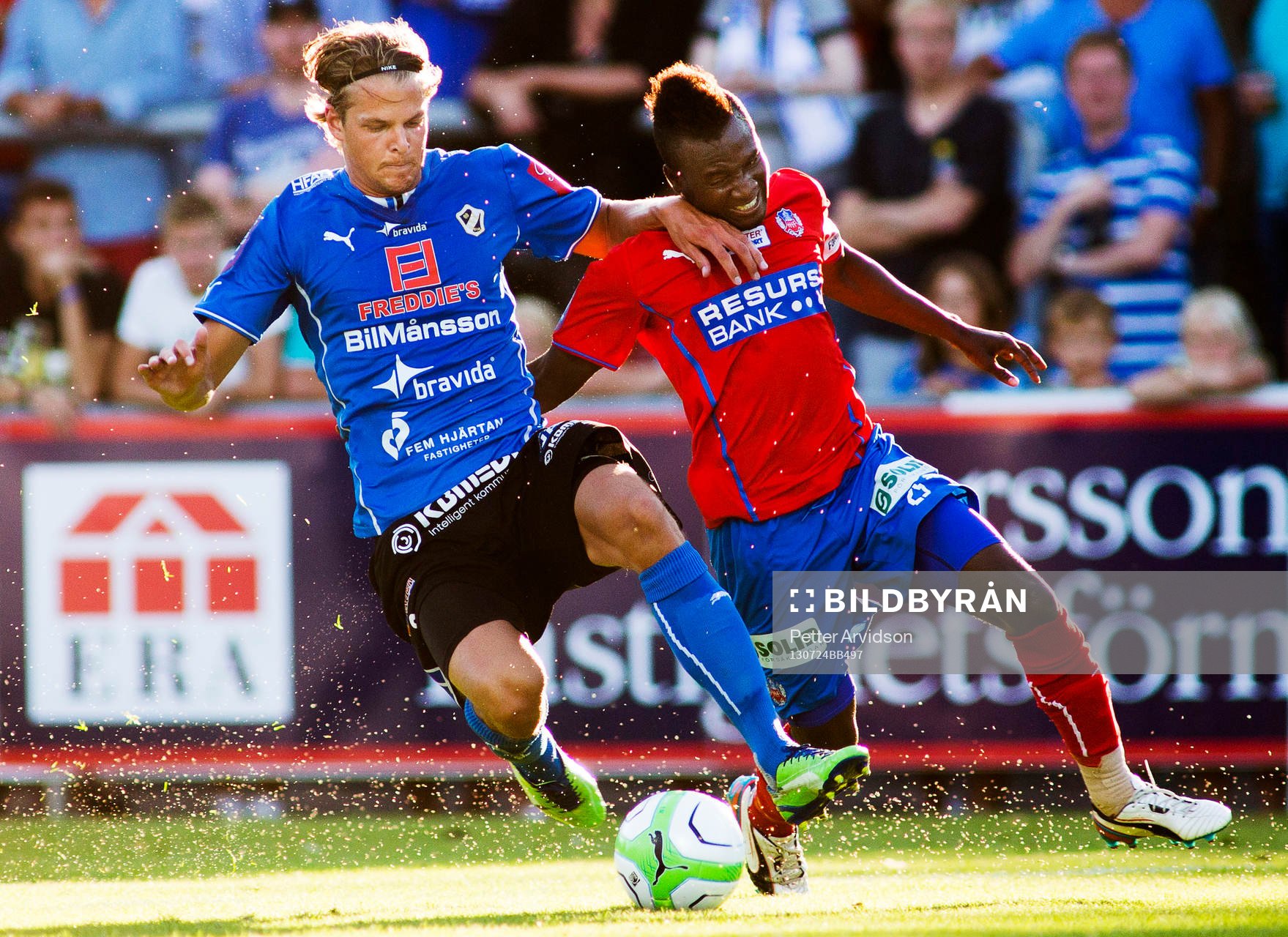 Helsingborgs David Accam försöker ta sig förbi Halmstads