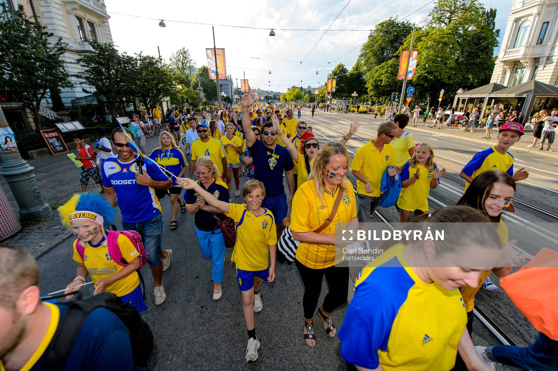Supportrar på väg till arenan innan semifinalen mellan