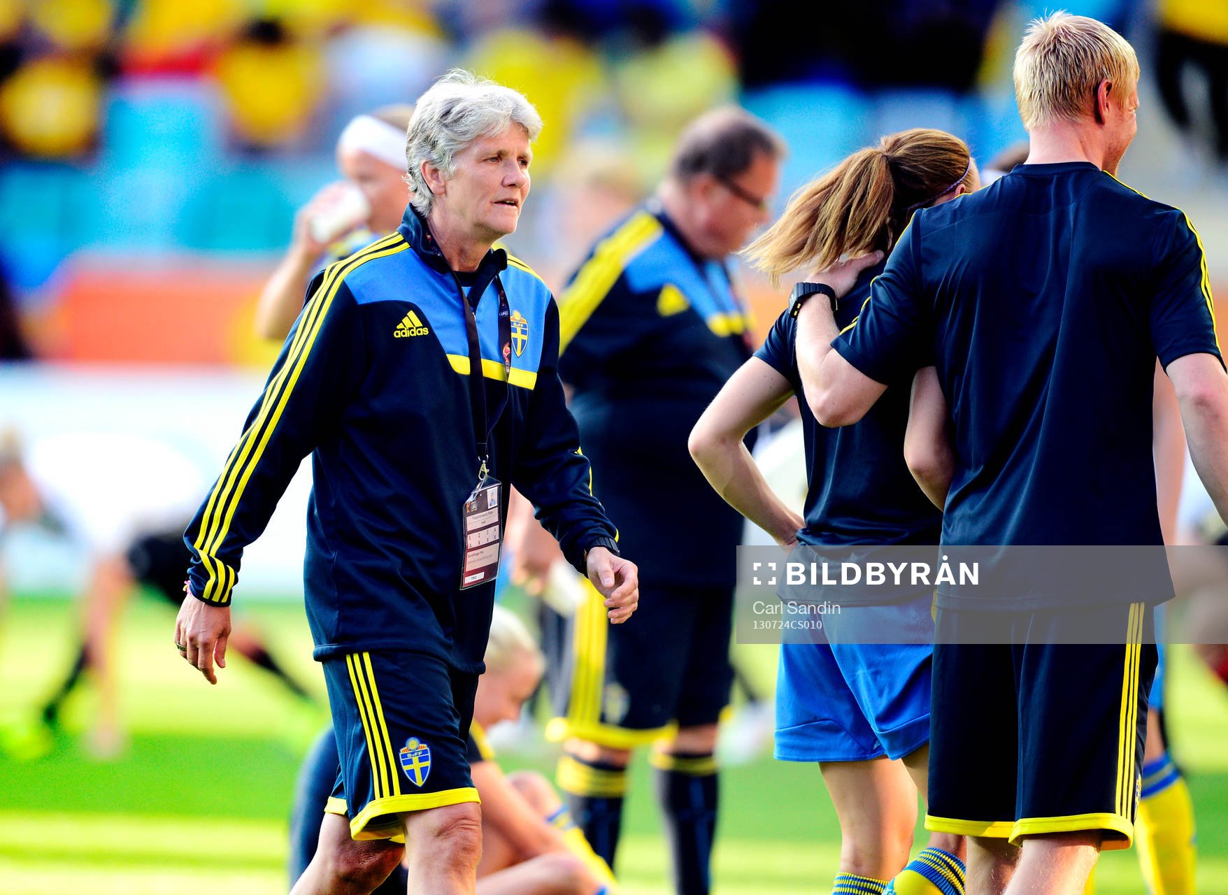 Sveriges förbundskapten Pia Sundhage går omkring innan