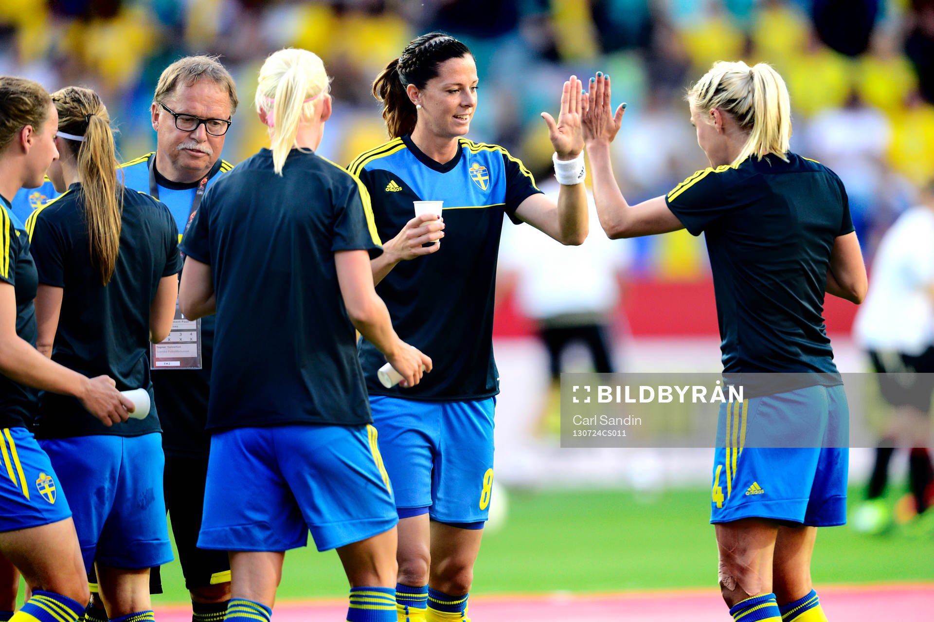 Sveriges Lotta Schelin och Josefine Öqvist gör high-five