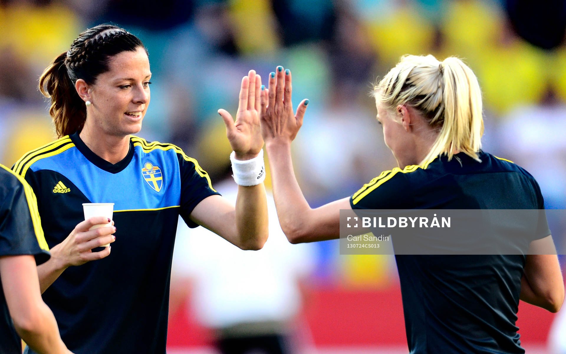 Sveriges Lotta Schelin och Josefine Öqvist gör high-five