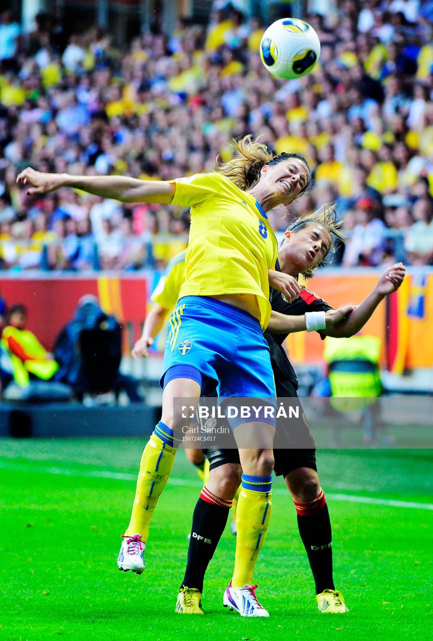 Sveriges Lotta Schelin i nickduell med Tysklands Lena Lotzen i semifinalen mellan Sverige och Tyskland under dam-EM i fotboll 24 juli 2013 i Göteborg.