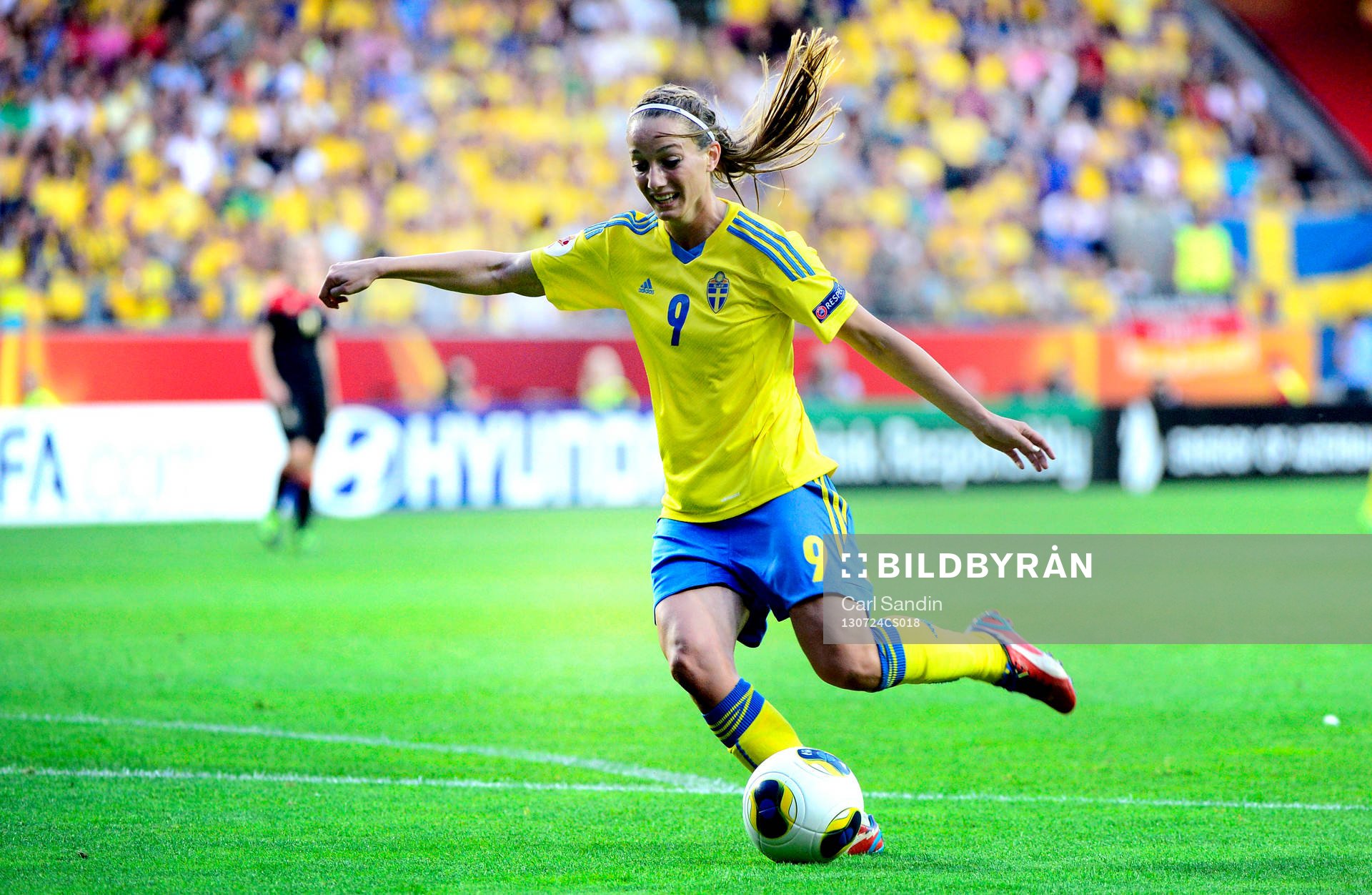 Sveriges Kosovare Asllani skjuter i semifinalen mellan