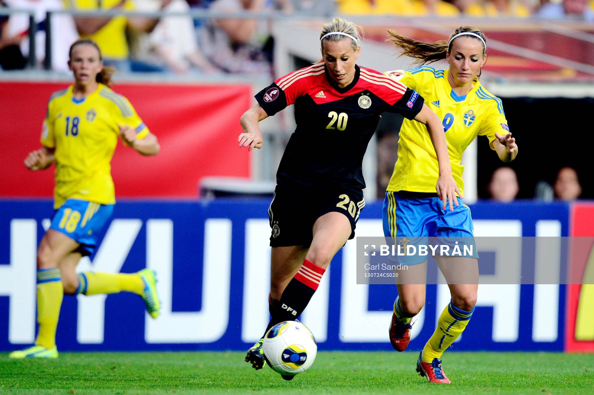 Tysklands Lena Goessling och Sveriges Kosovare Asllani i