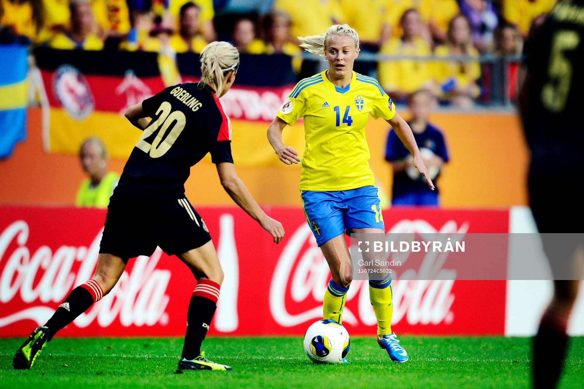 Sveriges Josefine Öqvist med bollen mot Tysklands Lena