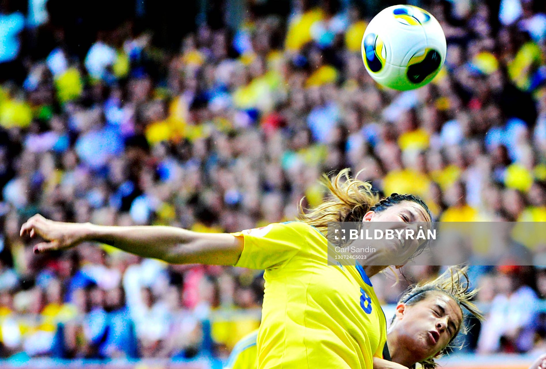 Sveriges Lotta Schelin i nickduell med Tysklands Lena Lotzen i semifinalen mellan Sverige och Tyskland under dam-EM i fotboll 24 juli 2013 i Göteborg.