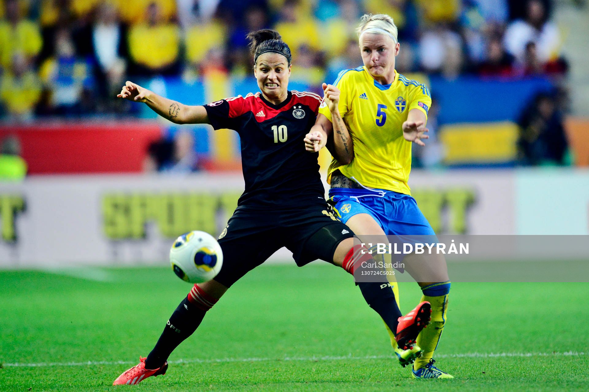 Tysklands Dzsenifer Marozsán och Sveriges Nilla Fischer i närkamp i semifinalen mellan Sverige och Tyskland under dam-EM i fotboll 24 juli 2013 i Göteborg.