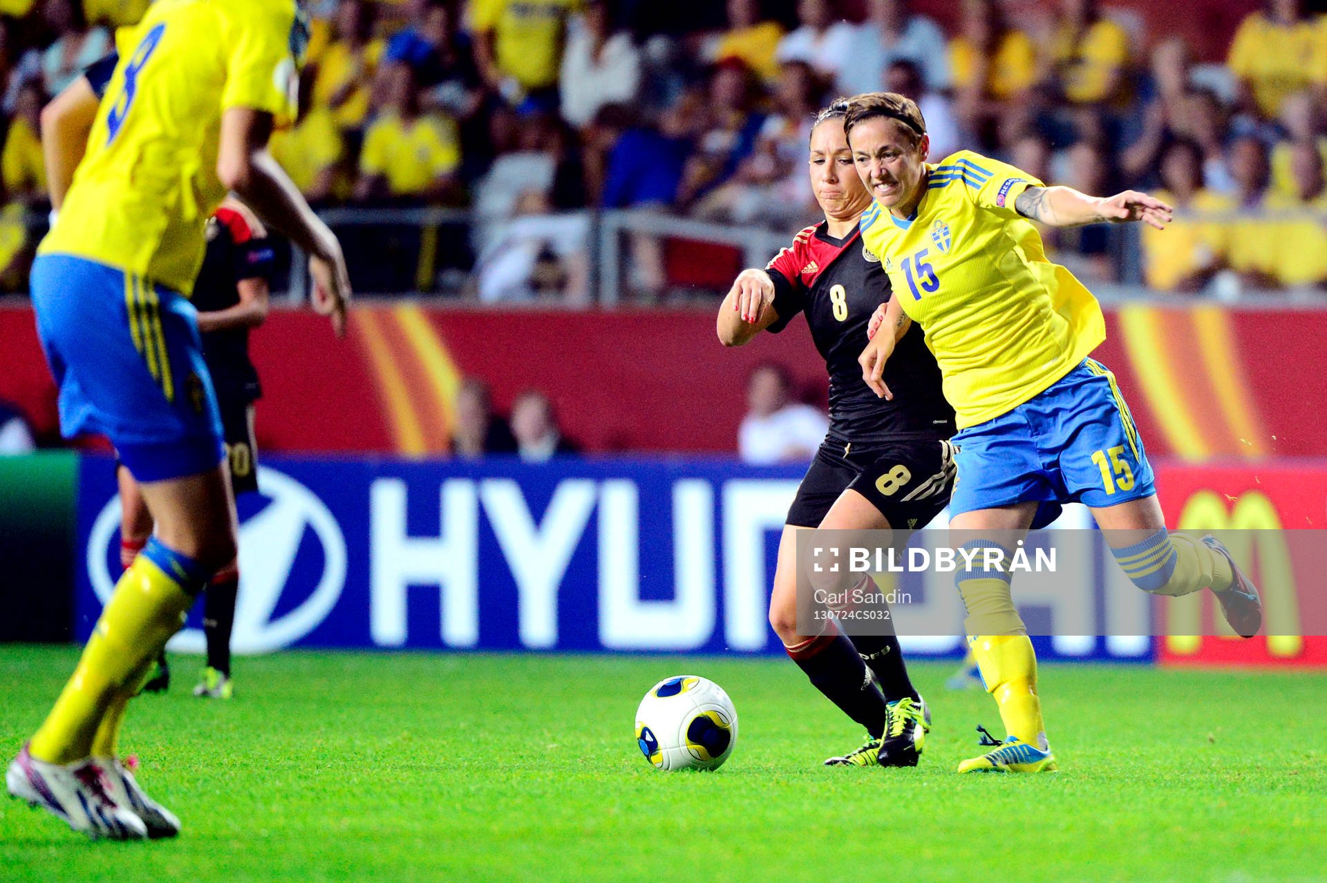Sveriges Therese Sjögran i kamp mot Tysklands Nadine Kessler i semifinalen mellan Sverige och Tyskland under dam-EM i fotboll 24 juli 2013 i Göteborg.