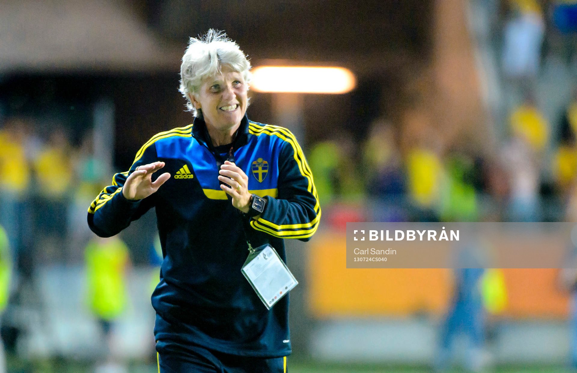 Sveriges förbundskapten Pia Sundhage gråter samtidigt som