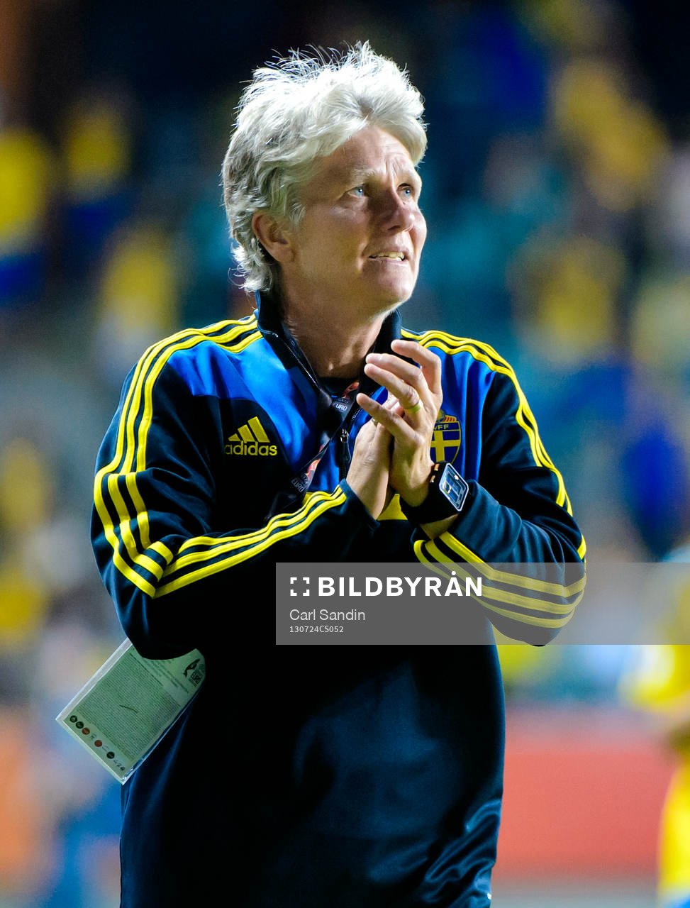 Sveriges förbundskapten Pia Sundhage tackar gråtande