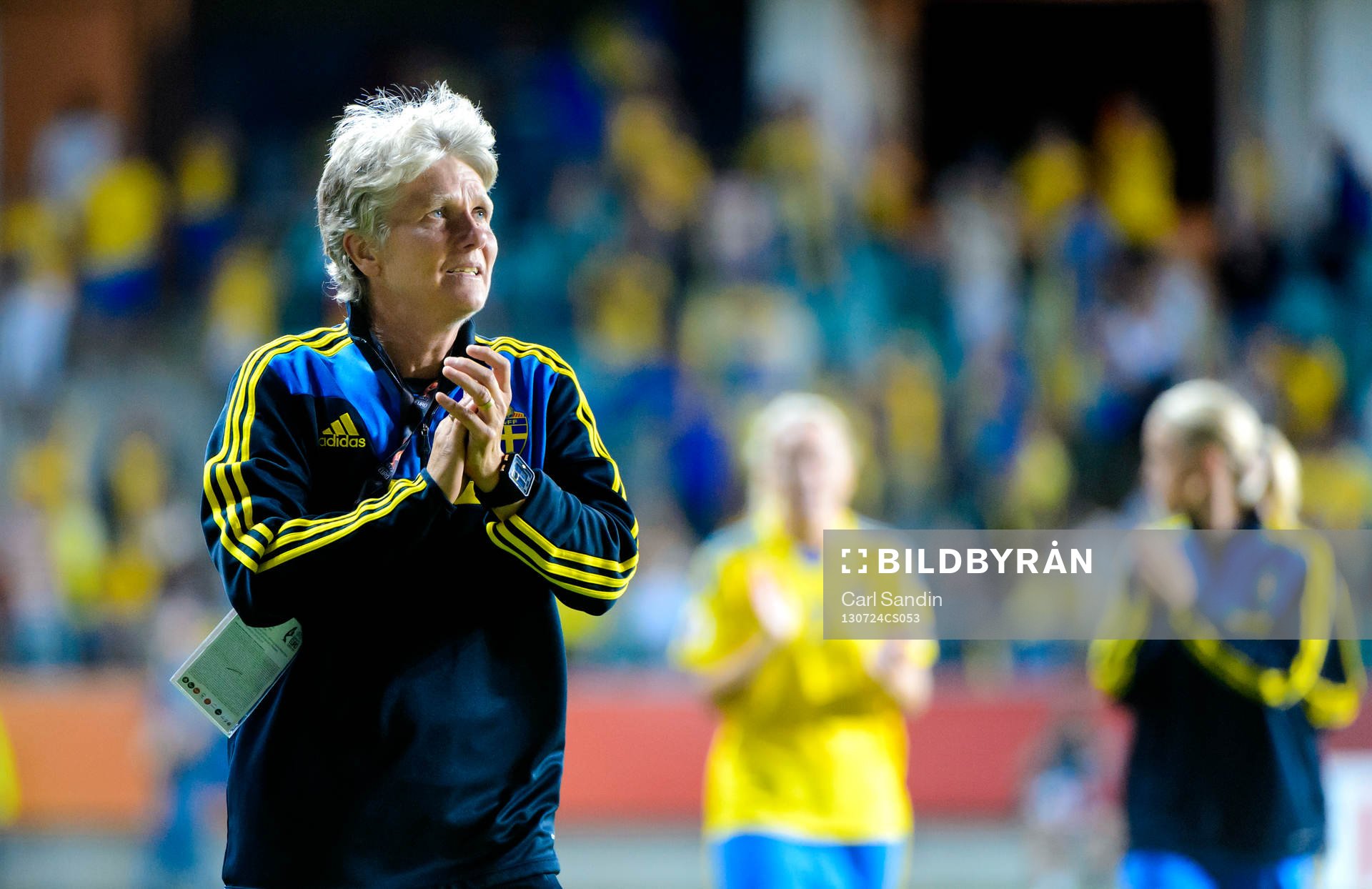 Sveriges förbundskapten Pia Sundhage tackar gråtande