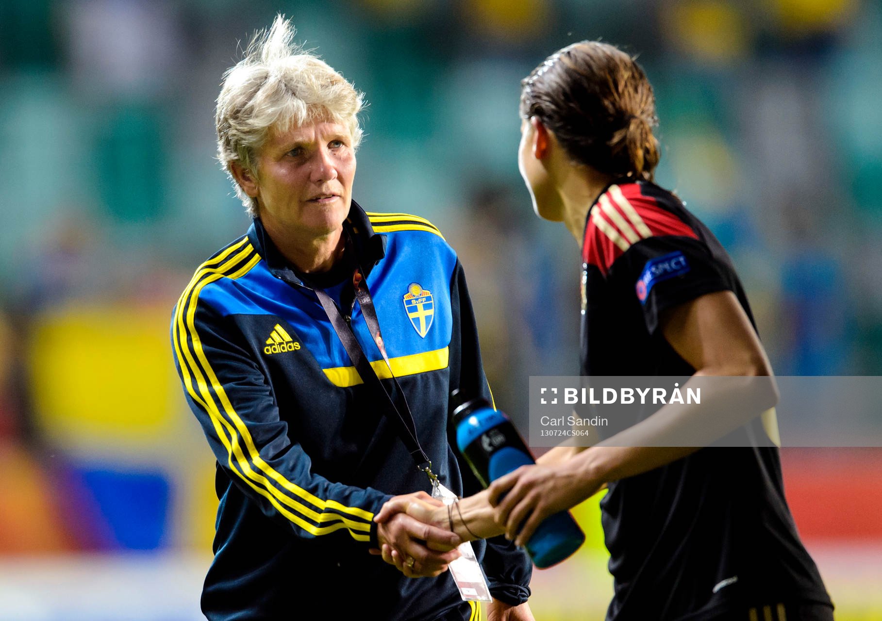 Sveriges förbundskapten Pia Sundhage tackar Tysklands