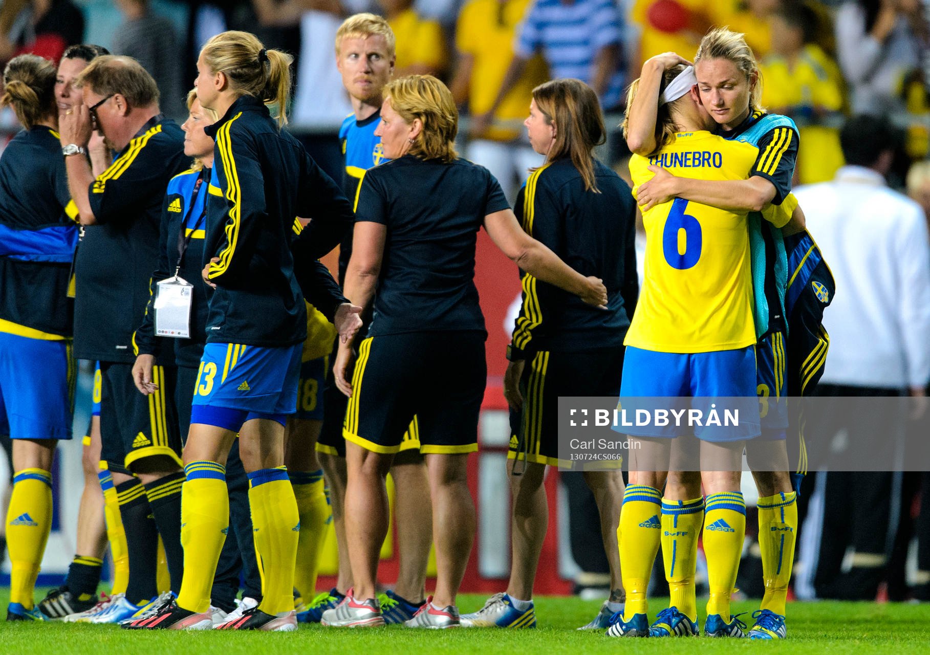 Sveriges Stina Segerström kramar om Sara Thunebro (vänd