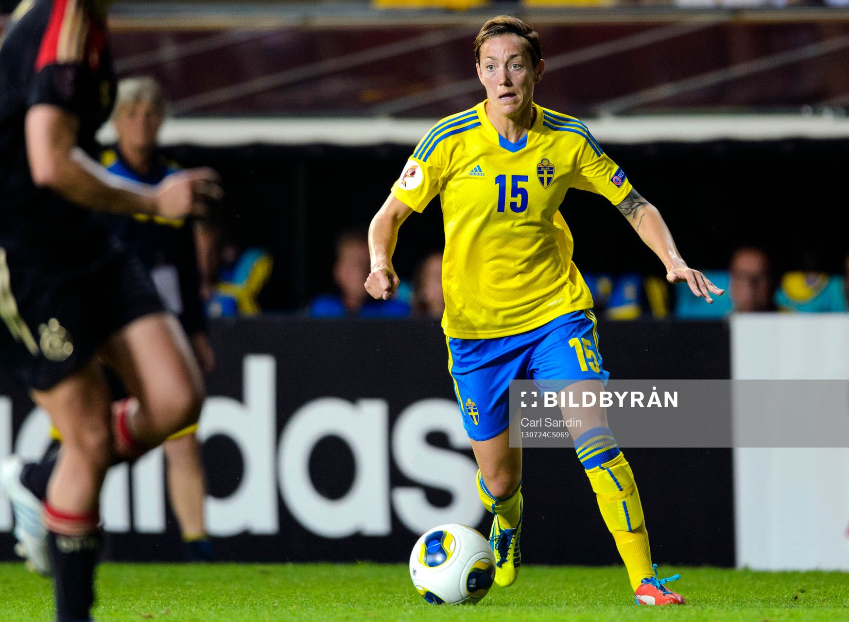 Sveriges Therese Sjögran med bollen i semifinalen mellan