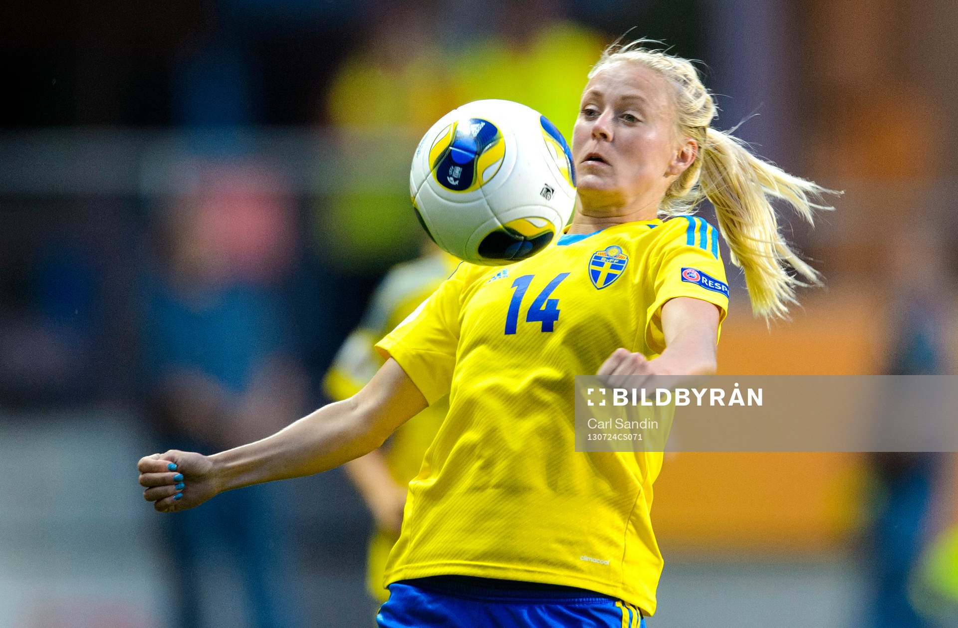 Sveriges Josefine Öqvist tar ner bollen på bröstet i