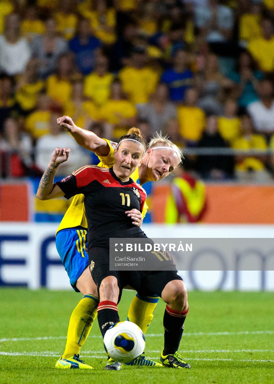 Tysklands Anja Mittag i närkamp med Sveriges Nilla Fischer i semifinalen mellan Sverige och Tyskland under dam-EM i fotboll 24 juli 2013 i Göteborg.