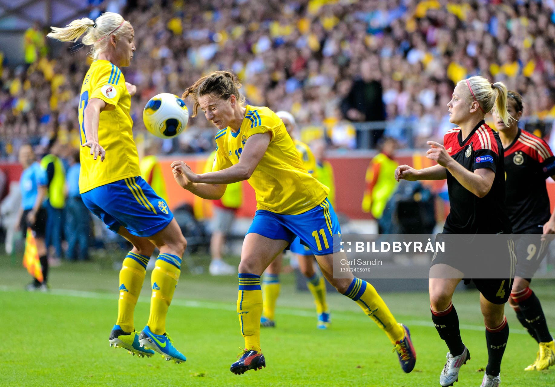 Sveriges Antonia Göransson (h) nickar bollen mot Caroline