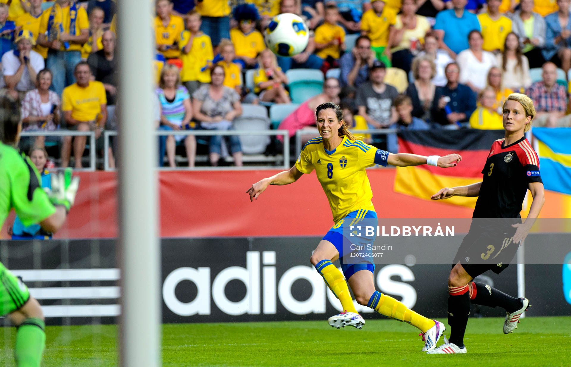 Sveriges Lotta Schelin skjuter mot mål förbi Tysklands