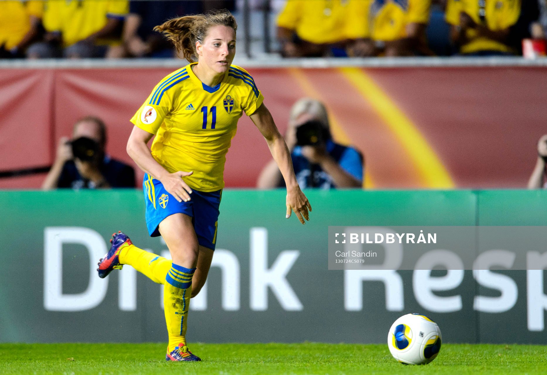 Sveriges Antonia Göransson med bollen i semifinalen mellan