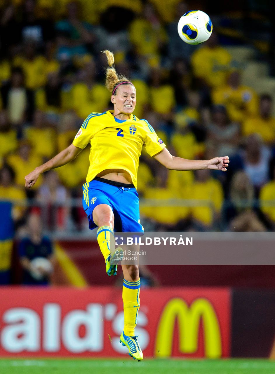 Sveriges Charlotte Rohlin nickar bollen i semifinalen