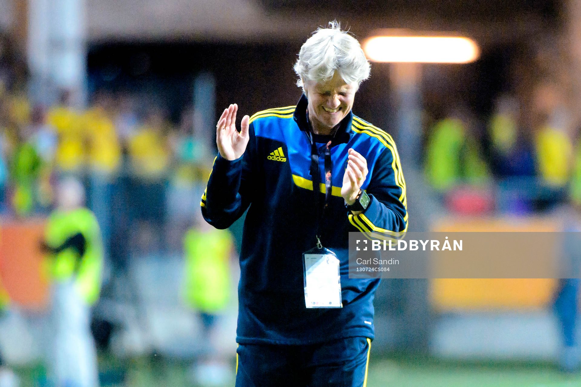 Sveriges förbundskapten Pia Sundhage gråter samtidigt som