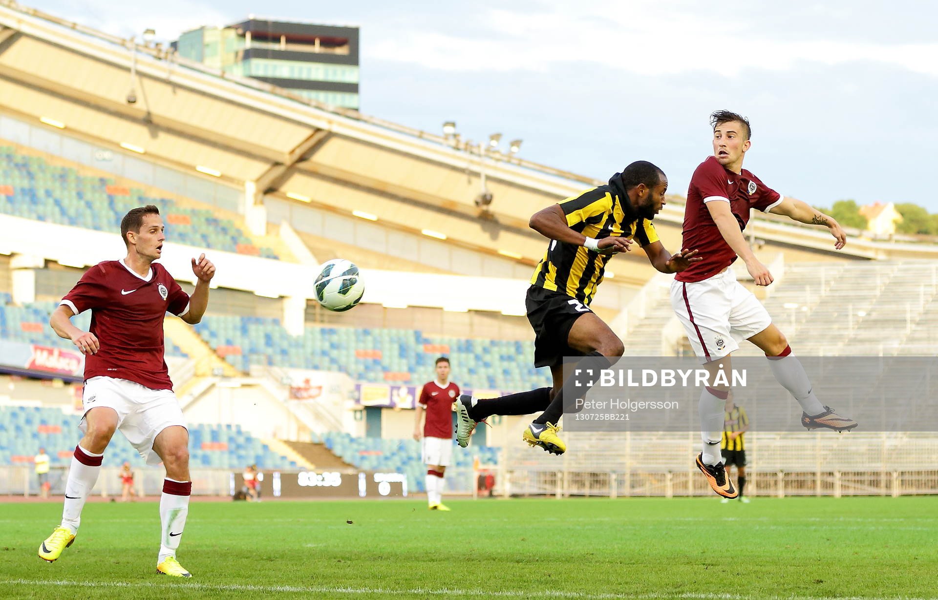 Bollen på väg in i mål, 1-0 av Häckens Martin Ericsson, utanför bild, i bild Häckens Nasiru Mohammed i matchen mellan Häcken och Sparta Prag i kvalet till Europa League i fotboll den 25 juli 2013 i Göteborg.