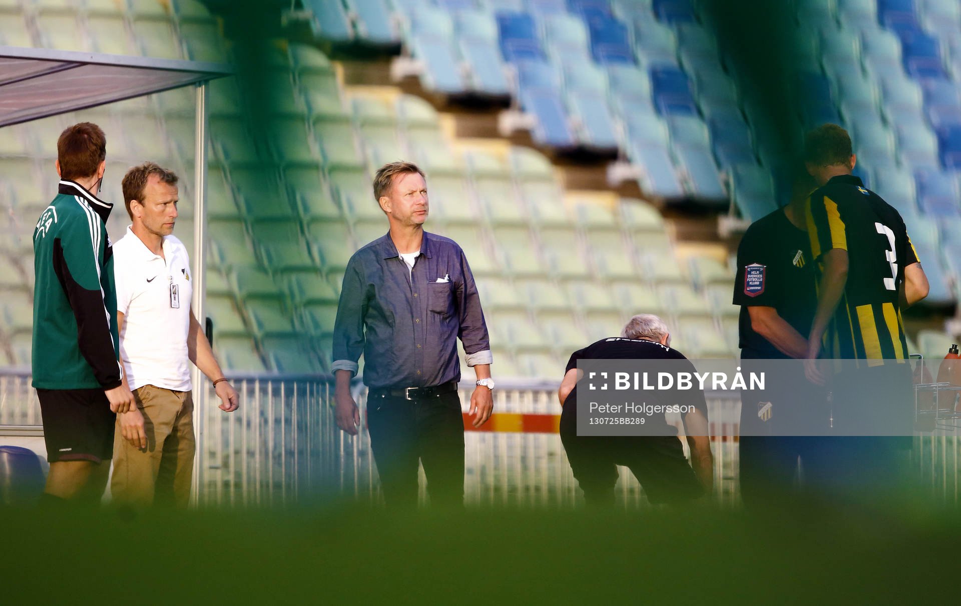 Häckens tränare Peter Gerhardsson mellan benen på Sparta