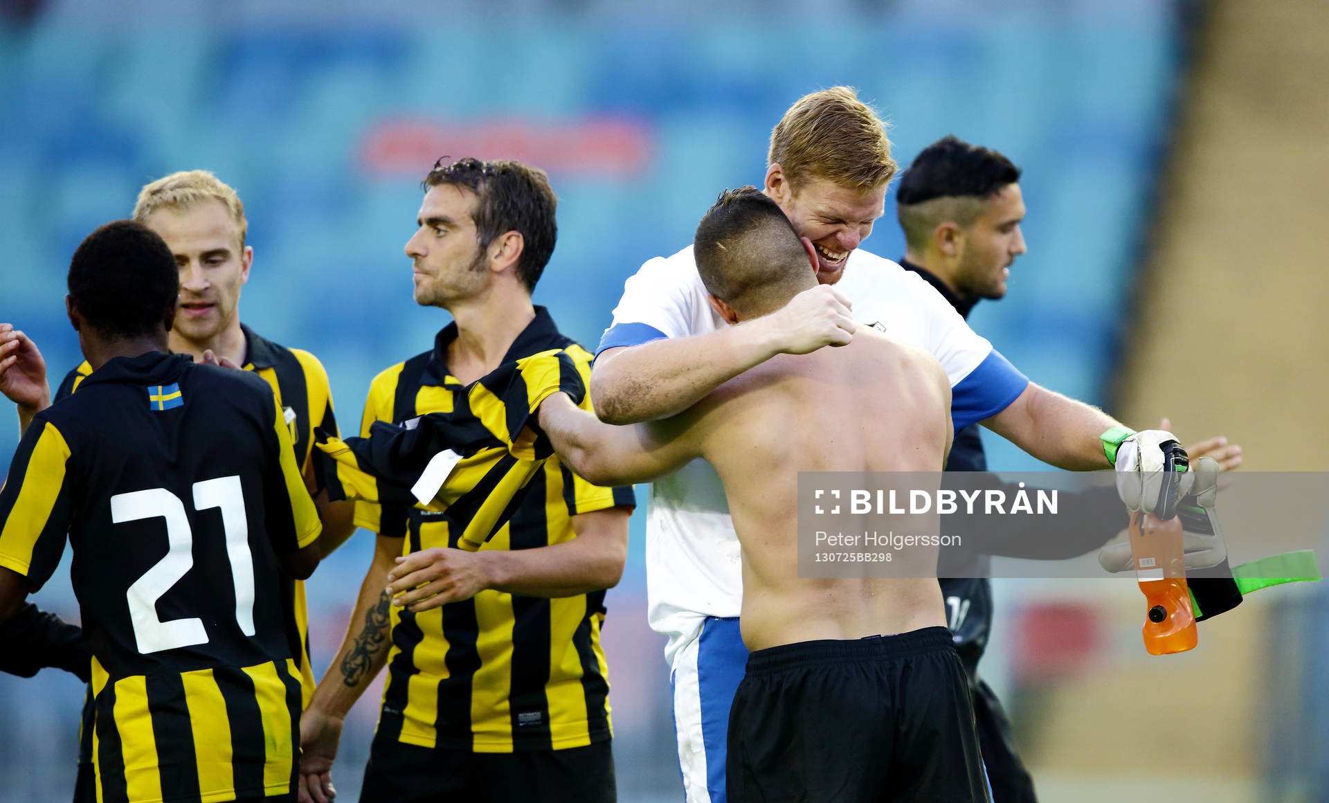 Jubel efter segern, Häckens målvakt Christoffer Källqvist kramar Moestafa El Kabir i matchen mellan Häcken och Sparta Prag i kvalet till Europa League i fotboll den 25 juli 2013 i Göteborg.